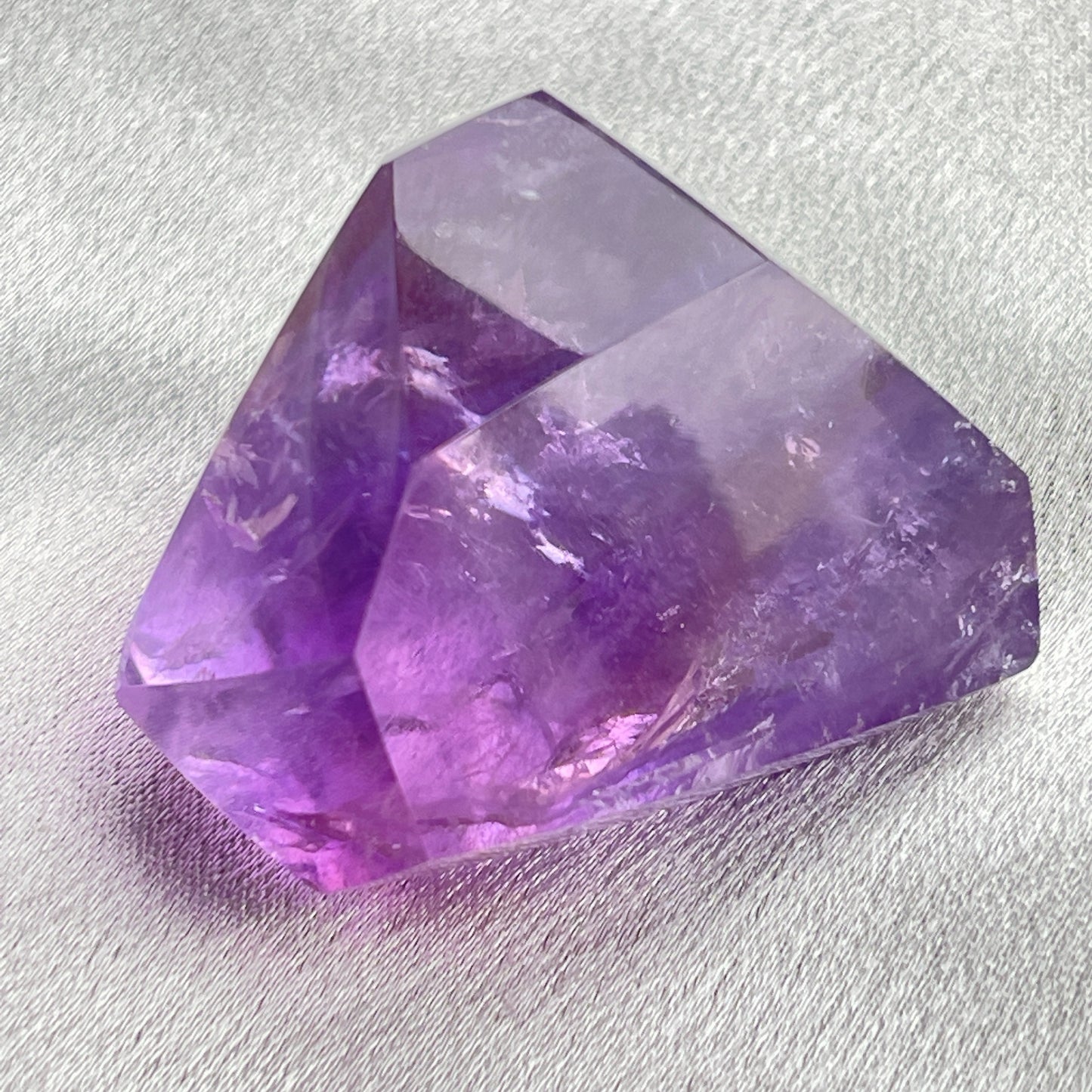 紫水晶隨形 紫水晶 -代表著智慧,幫助頭腦清晰 -增加機智,提高直覺力與潛意識 -有助思考,激發創意,加強記憶力 -有「社交之石」之稱,有助於常遇貴人 -紫色光招引人緣及貴人,具有中國風水學裡「因貴得財」之意。 -加強包容心、容忍性 -舒緩緊張情緒,鎮定安神