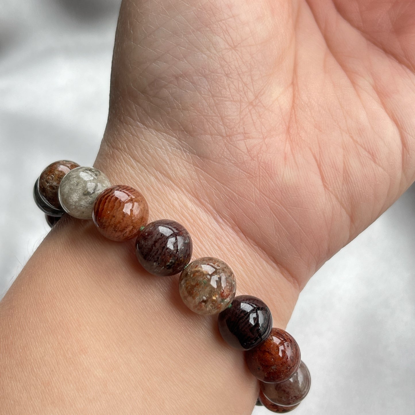 ▫️綠幽靈 -主正財,由事業,主意帶來的財富 -聚財,由辛勤努力而累積的財富 -招有助增旺事業的貴人 -平穩情緒 ▫️紅幽靈 -增加包容心與同理心 -增加理解力與包容能力 -招財的功效 -緩解疲憊,放鬆情緒 ▫️白幽靈 -淨化個人氣場 -提升記憶力