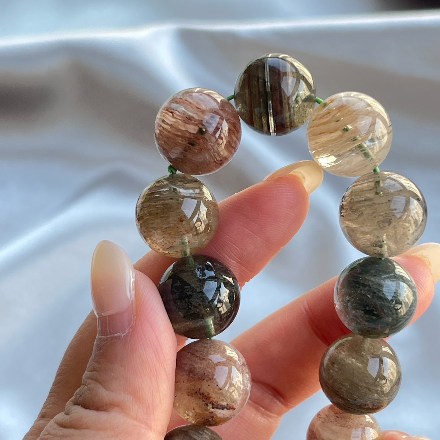 ▫️綠幽靈 -主正財,由事業,主意帶來的財富 -聚財,由辛勤努力而累積的財富 -招有助增旺事業的貴人 -平穩情緒 ▫️紅幽靈 -增加包容心與同理心 -增加理解力與包容能力 -招財的功效 -緩解疲憊,放鬆情緒 ▫️白幽靈 -淨化個人氣場 -提升記憶力