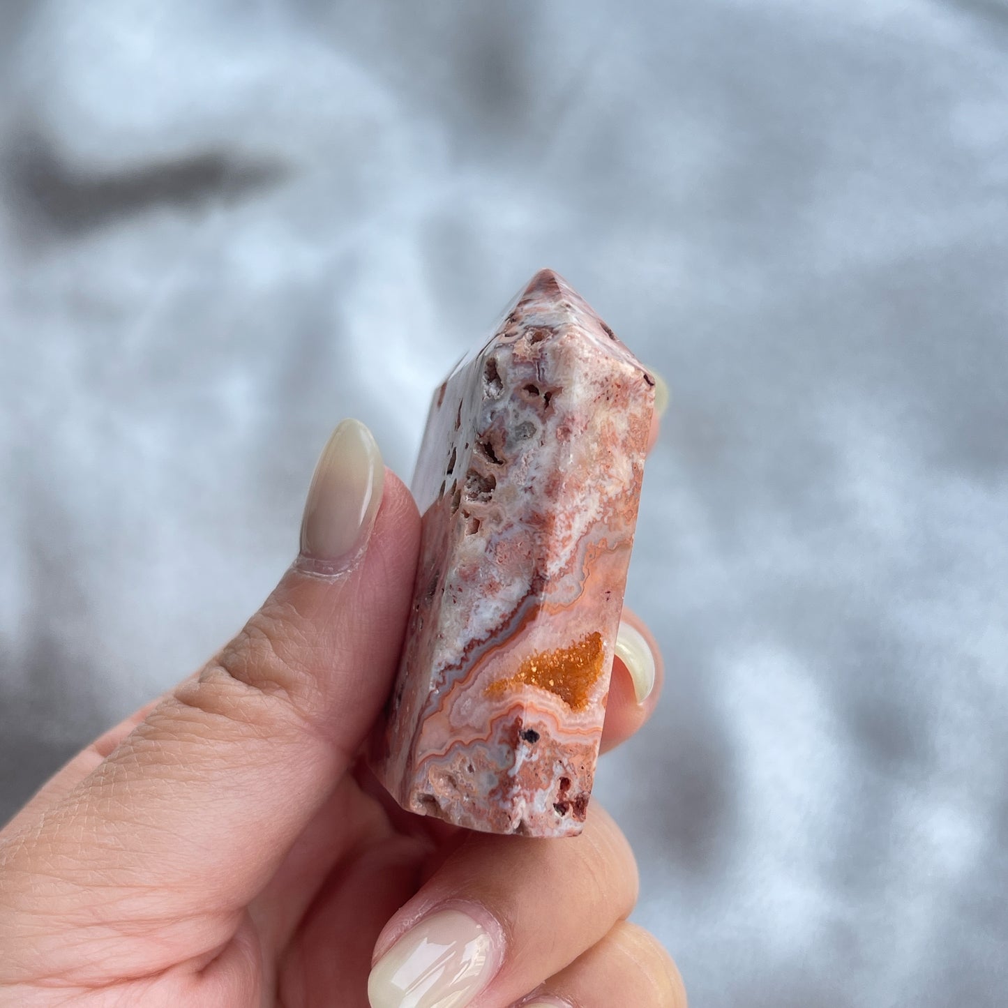 粉色瘋狂蕾絲瑪瑙柱,每一枝都有其獨特而華麗的粉紅色蕾絲紋理。 Pink crazy lace agate是一種多彩的瑪瑙,通常呈粉紅色,並有白色、灰色、黃色等顏色的斑紋。它的名字“crazy lace”意指其形狀和斑紋猶如瘋狂的迴線,非常有趣。Pink crazy lace agate被認為具有平衡、和諧和穩定情緒的功效。它也被視為一種有助於增強信心、勇氣和行動力的水晶,有助於消除負面情緒,增加正能量。