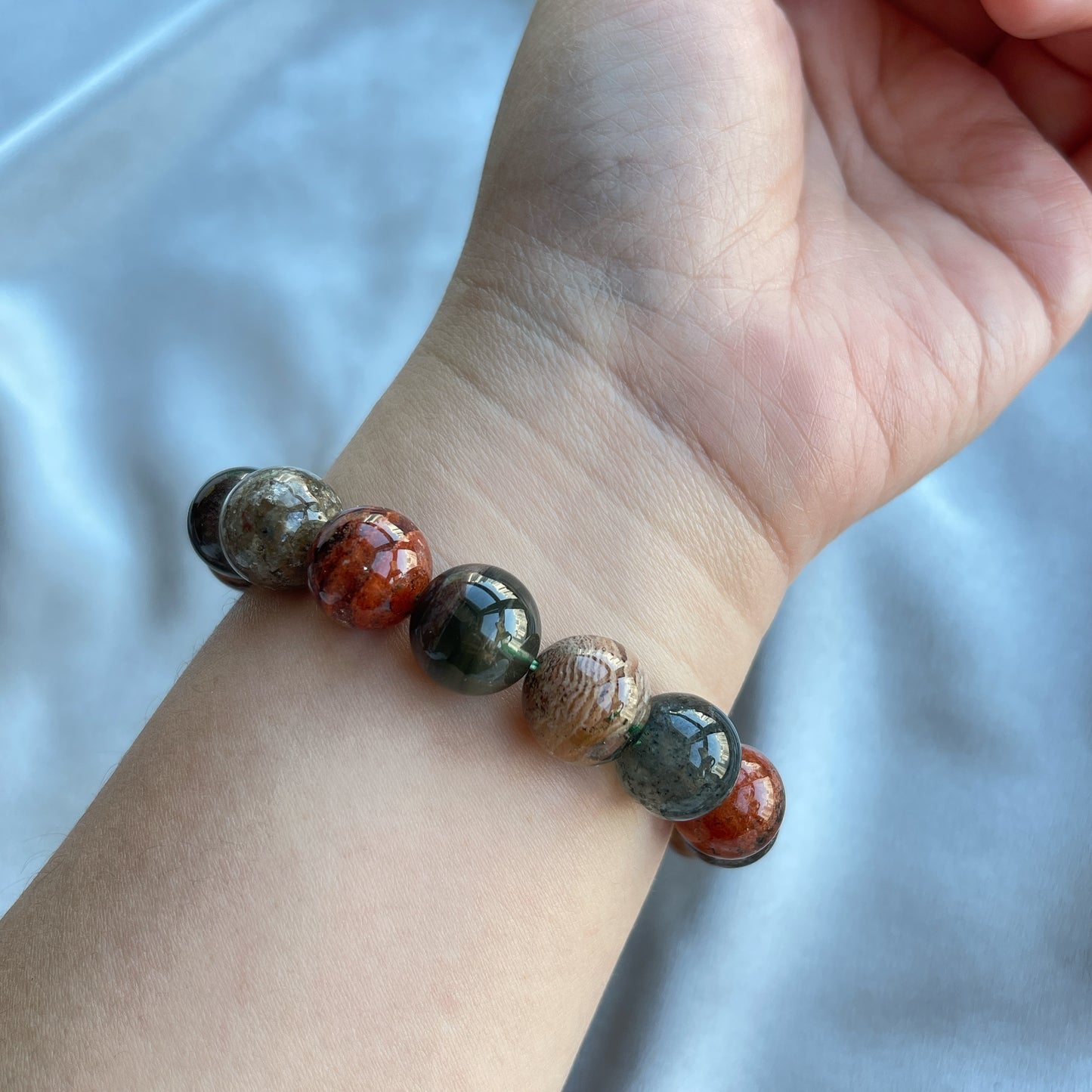 ▫️綠幽靈 -主正財,由事業,主意帶來的財富 -聚財,由辛勤努力而累積的財富 -招有助增旺事業的貴人 -平穩情緒 ▫️紅幽靈 -增加包容心與同理心 -增加理解力與包容能力 -招財的功效 -緩解疲憊,放鬆情緒 ▫️白幽靈 -淨化個人氣場 -提升記憶力