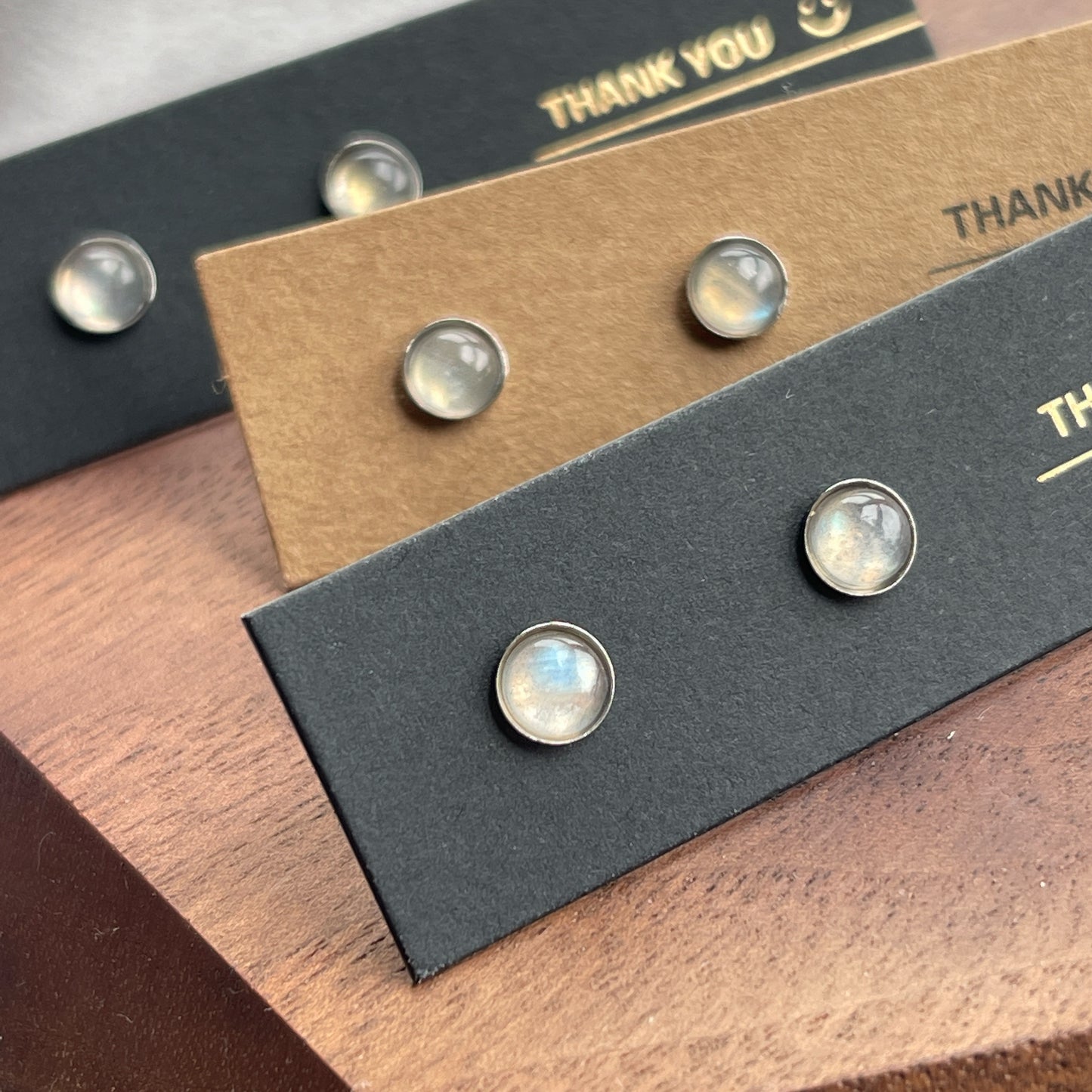 - 幫助穩定氣場 - 舒緩急躁情緒和增加耐性 - 提升精精敏銳力 -提升睡眠質素 - 清除負能量