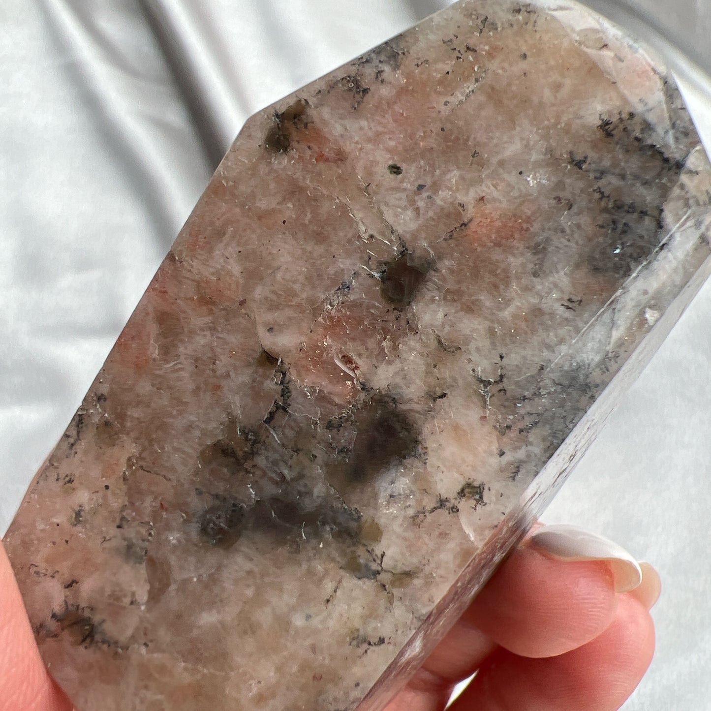 太陽石堇青石共生隨形 Sunstone Iolite 太陽石堇青石結合了Sunstone的溫暖喜悅和Iolite的涼爽平靜,幫助我們看到可能性。當生活感覺混亂,他能幫助我們重新接地並冷靜地評估情況。而且激活了我們解決問題的技能,鼓勵邏輯和直覺思維,帶來新的視角。太陽石堇青石推薦給任何想在身心上更健康的人,幫助我們養成健康的習慣並持開放態度。