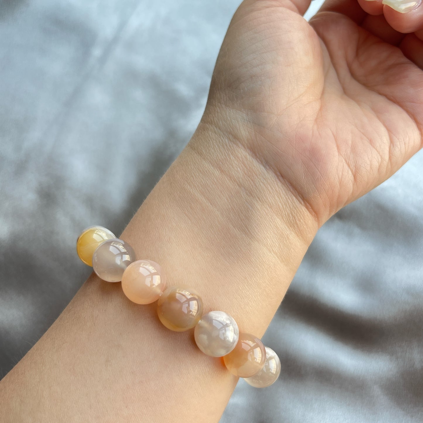 櫻花瑪瑙 -瑪瑙-Agate品種繁多,整個瑪瑙家族十分龐大。其中一種瑪瑙充滿溫柔優雅之美,深受女仕們喜愛,就是櫻花瑪瑙 - Blossoms Agate🌸 櫻花瑪瑙被視為寶石中的「第三眼」,靈性十足,象徵友善與愛心,也代表希望。 櫻花瑪瑙晶體內含粉白色、猶如朵朵盛開之櫻花的共生礦,每枝形態獨一無二,為人帶來溫柔細膩的內涵,會令人要停下來慢慢欣賞佢嘅美。 -能令人精神放鬆,減少失眠症狀 -瑪瑙具有平衡,穩定及保護的作用 -也是護身符及辟邪物,有保平安功效 -瑪瑙維持身心和諧,增強愛、忠誠及勇氣