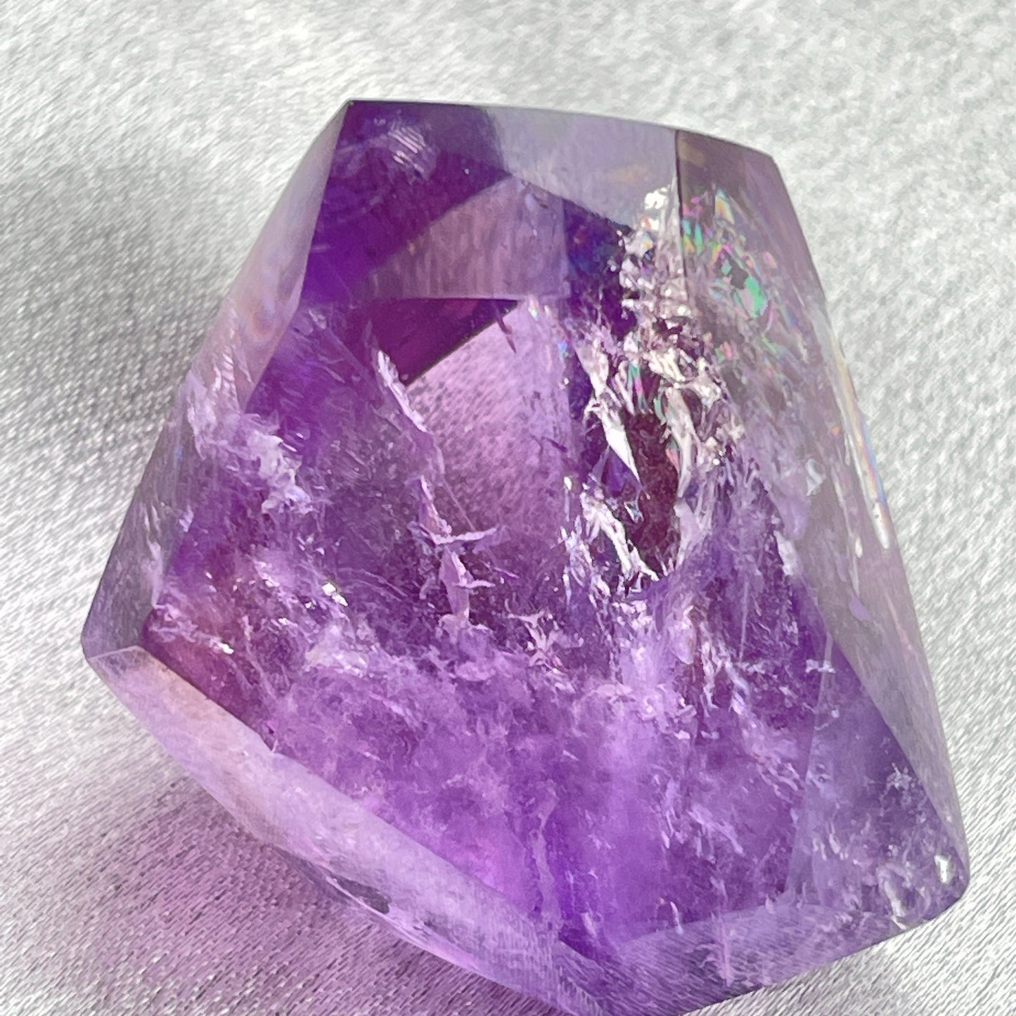 紫水晶隨形 紫水晶 -代表著智慧,幫助頭腦清晰 -增加機智,提高直覺力與潛意識 -有助思考,激發創意,加強記憶力 -有「社交之石」之稱,有助於常遇貴人 -紫色光招引人緣及貴人,具有中國風水學裡「因貴得財」之意。 -加強包容心、容忍性 -舒緩緊張情緒,鎮定安神