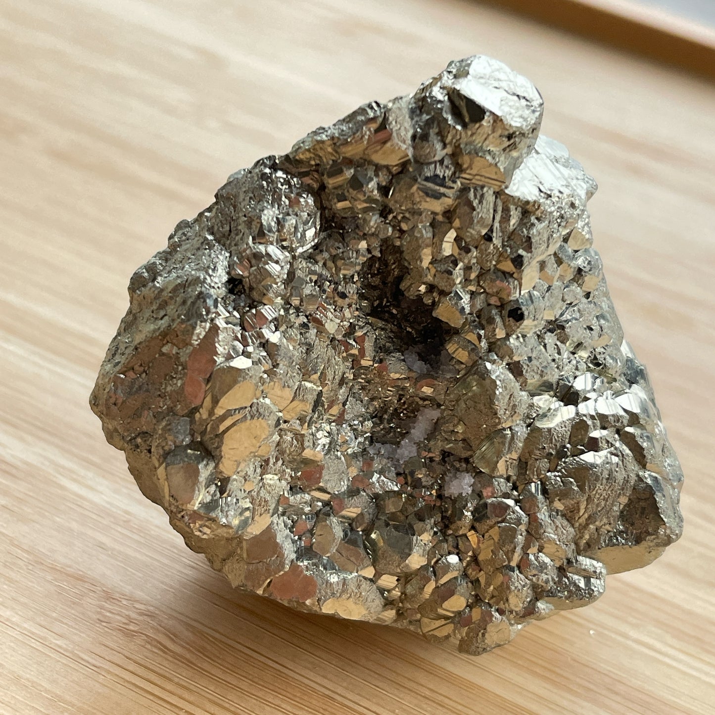 黃鐵礦又名愚人金(Fool’s Gold) 黃鐵礦是鐵和硫所形成的礦物,外觀反射出金黃色的光芒,所以會有人將黃鐵礦和黃金搞混。 🔮聚財法寶🔮 除了大家都十分熟悉的招財聚財功效外,其實黃鐵礦還可以用作辟邪,清除負氣場,淨化室內環境之用。 ** 記得盡量不要將黃鐵礦接觸水氣,盡量保持乾爽,平時得閒用乾紙巾抹抹保持閃令令就可以了😊 Origin : Peru 🇵🇪