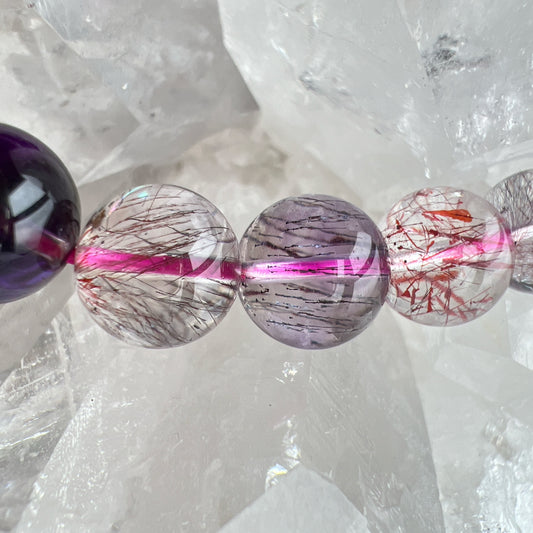 超級7 Super Seven 是一種全方面提升運氣的水晶,有助於平衡七個脈輪的能量,包括健康、愛情、人緣、貴人、招財、療癒、防小人和排除負能量等。它是一種非常特殊的水晶,幫助您在各個方面提升運勢和能量。 它包含了七種不同的共生礦物,包括白水晶、紫水晶、茶水晶、黃磷鐵礦、針鐵礦、纖維礦和金紅石。每一種礦物都有其獨特的能量和功效,這些礦物在一起共生,形成了一種強大的能量場。 -能夠幫助您全方面提升運氣和能量 -能夠幫助您平衡自己的能量場 -增強身體的免疫力和自癒能力 -同時增強其他一起配戴的水晶效能