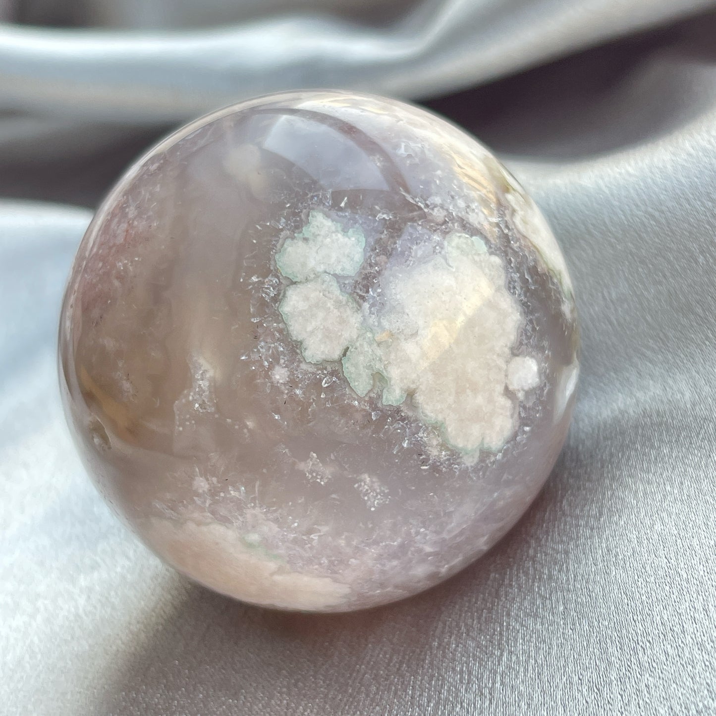 瑪瑙-Agate品種繁多,整個瑪瑙家族十分龐大。其中一種瑪瑙充滿溫柔優雅之美,深受女仕們喜愛,就是櫻花瑪瑙 - Blossoms Agate🌸 櫻花瑪瑙被視為寶石中的「第三眼」,靈性十足,象徵友善與愛心,也代表希望。 櫻花瑪瑙晶體內含粉白色、猶如朵朵盛開之櫻花的共生礦,每枝形態獨一無二,為人帶來溫柔細膩的內涵,會令人要停下來慢慢欣賞佢嘅美。