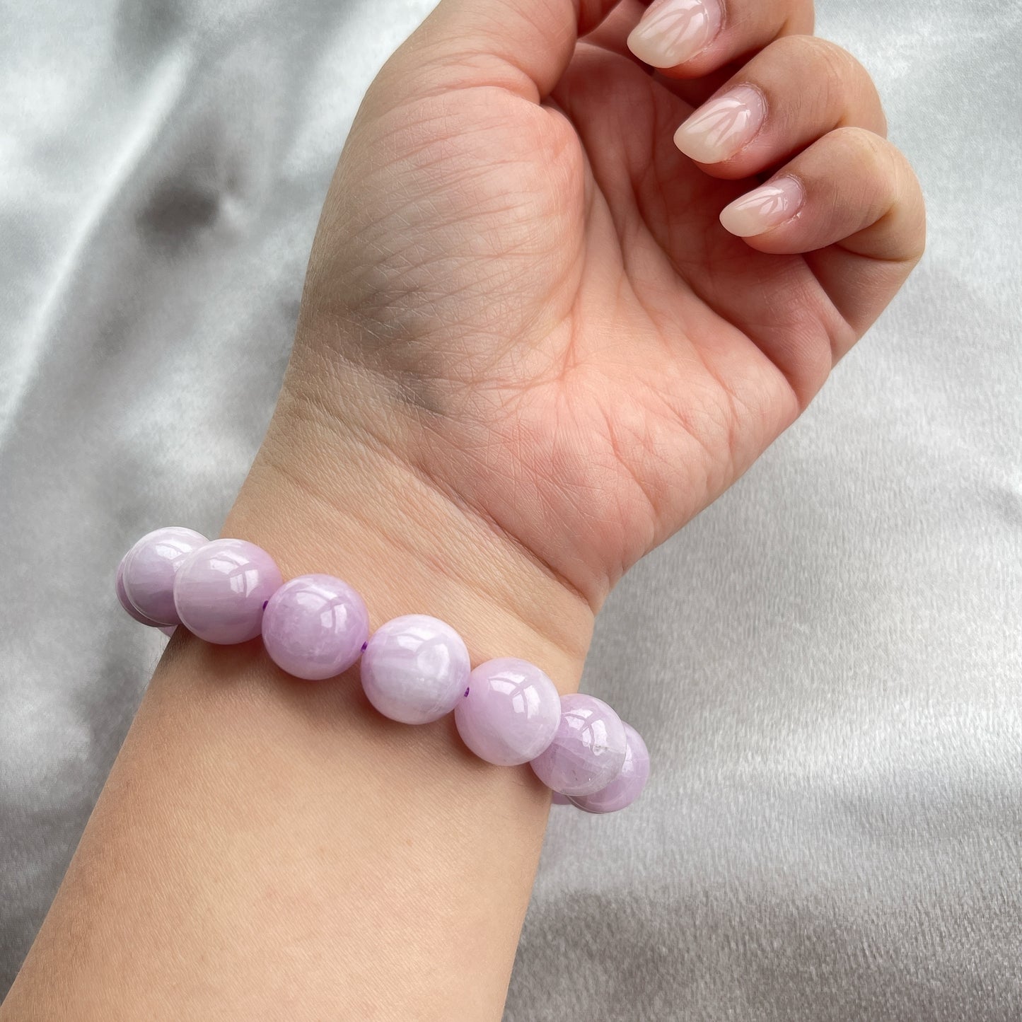 「愛情,人緣,姻緣」又稱為水晶皇后 -令心情變得積極開朗,提升做事幹勁 -可以平衡環境中的負能量 -平衡抑鬱情緒,帶來平靜,平和的積極態度 -提升抗壓能力 -教導我們放開執著的慾念 -喚醒我們內心無私的愛,提升自身的魅力,遇到愛護你的伴侶 -有調和人與人之間關係的功效