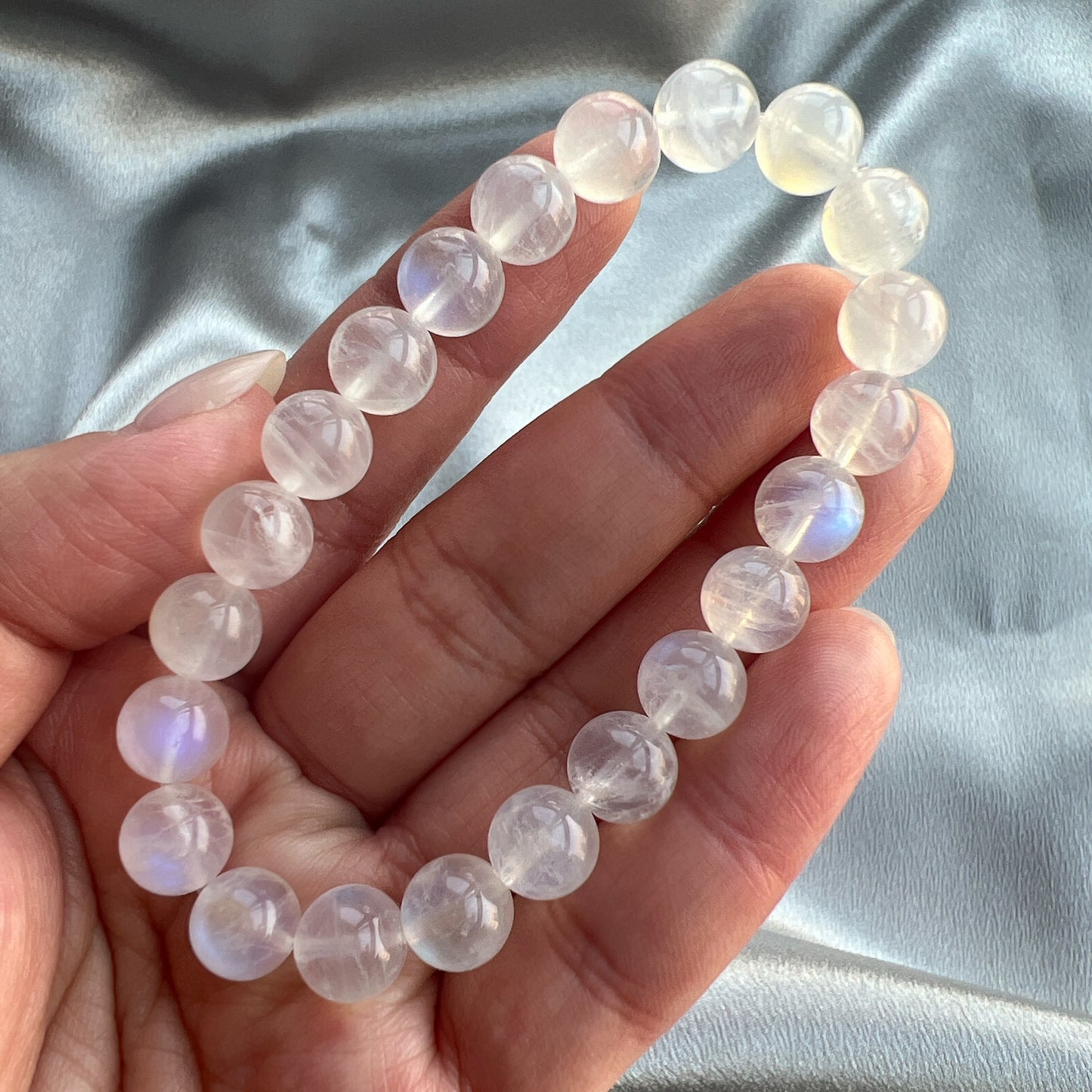 月亮石又名月光石 -是六月幸運誕生石:象徵健康、富貴 -有助穩定情緒和緩解負面情緒 -有助性格較衝動、說話率直的人變得較柔和 -放鬆身心,重拾平靜和諧 -能潤滑感情,是解決情侶紛爭的晶石