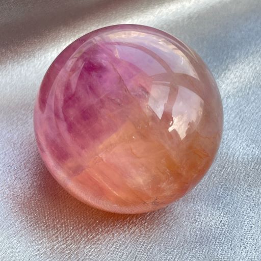 粉紅橙色螢石共生雲母球