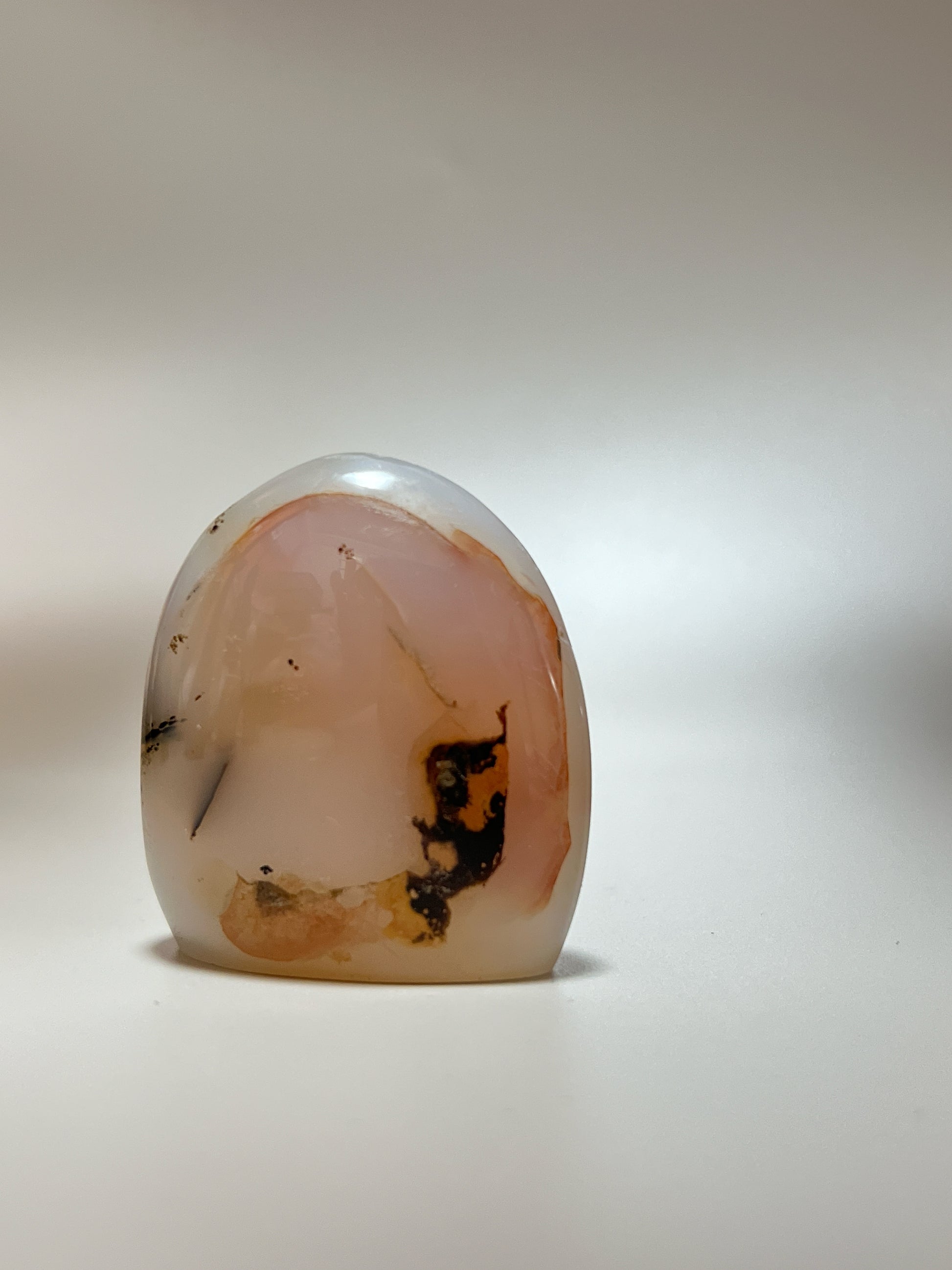 瑪瑙共生軟錳礦

這顆瑪瑙裡裡面共生了軟錳礦(又名樹枝,苔紋), 是因為二氧化錳滲入的關係造成樹枝狀的樣子, 會出現在水晶和瑪瑙裡面。

-能令人精神放鬆，減少失眠症狀

-瑪瑙具有平衡，穩定及保護的作用

-也是護身符及辟邪物，有保平安功效
