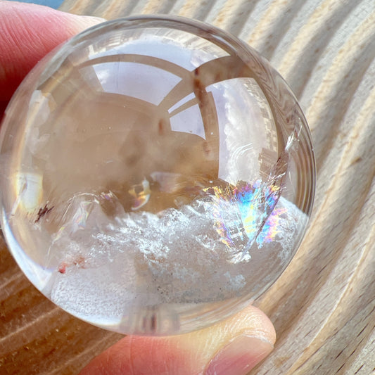 白幽靈

-淨化個人氣場

-提升記憶力

&nbsp;

白水晶

-「水晶之王」，是萬用療癒石

-能淨化四周負性能量

-釋放負能量，平衡內心的焦慮不安

-鎮定安神之效，開發智慧

-提升自我肯定，提升正能量

-幫助集中注意力，有助讀書求學