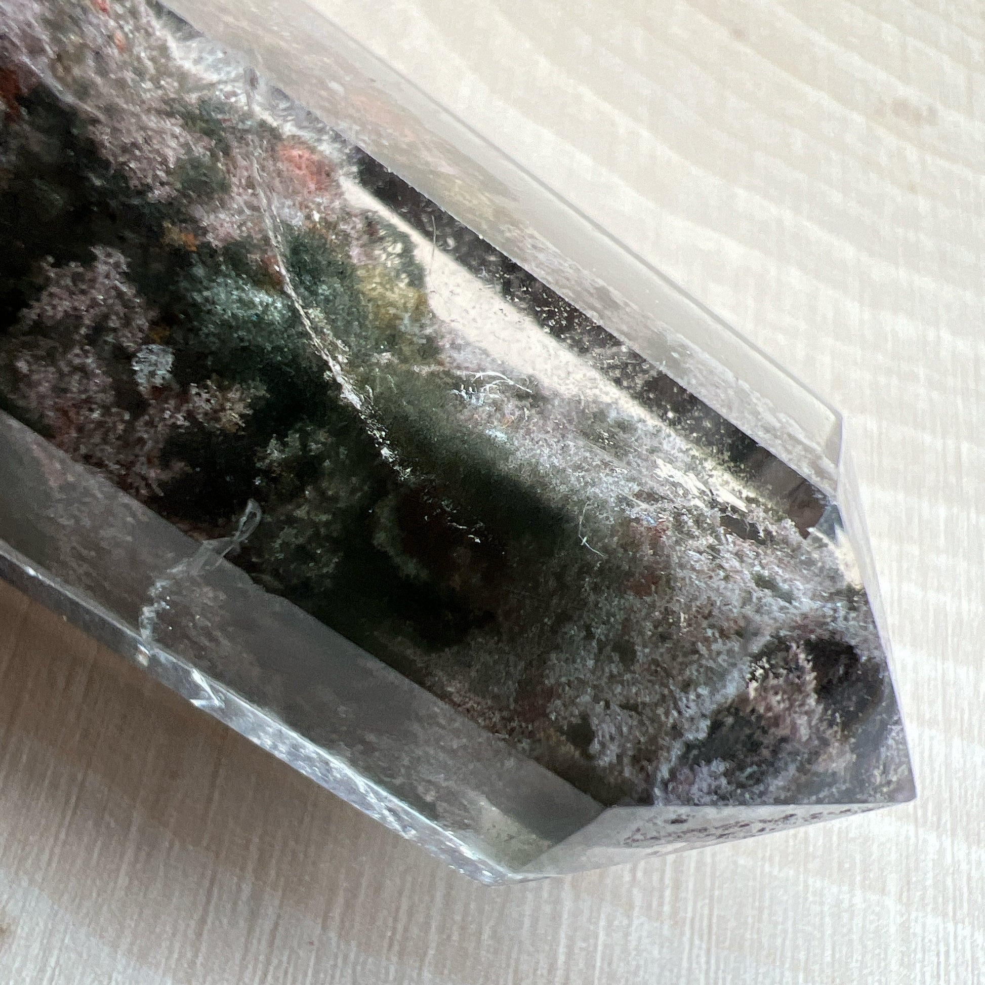 彩幽靈柱

幽靈是指內有多種顏色的火山泥或礦物質，主要有綠、紅、橙和白，包含了多種功效。

綠幽靈

-主正財，由事業，主意帶來的財富

-聚財，由辛勤努力而累積的財富

-招有助增旺事業的貴人

-平穩情緒

紅幽靈

-增加包容心與同理心

-增加理解力與包容能力

-招財的功效

-緩解疲憊，放鬆情緒

白幽靈

-淨化個人氣場

-提升記憶力