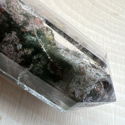 彩幽靈柱

幽靈是指內有多種顏色的火山泥或礦物質，主要有綠、紅、橙和白，包含了多種功效。

綠幽靈

-主正財，由事業，主意帶來的財富

-聚財，由辛勤努力而累積的財富

-招有助增旺事業的貴人

-平穩情緒

紅幽靈

-增加包容心與同理心

-增加理解力與包容能力

-招財的功效

-緩解疲憊，放鬆情緒

白幽靈

-淨化個人氣場

-提升記憶力