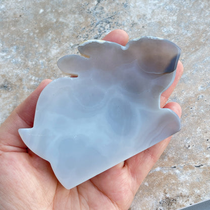 瑪瑙配軟糖晶牙 瑪瑙是玉髓礦石的一種，同為石英(Quartz)族的一員，有不同的顏色，多由半透明與不透明的條紋互相交替著，有著不同細膩的帶狀紋理和圖樣，全部都是獨一無二的圖案，非常特別，亦是我喜歡欣賞瑪瑙的其中一個原因。 瑪瑙亦是佛教七寶之一，自古以來是作辟邪，護身符之用，能量是沉厚，穩定而柔和的，對消除壓力，負面能量有幫助，從而能夠改善睡眠質素，增強記憶力。