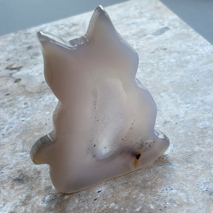 瑪瑙配軟糖晶牙 瑪瑙是玉髓礦石的一種，同為石英(Quartz)族的一員，有不同的顏色，多由半透明與不透明的條紋互相交替著，有著不同細膩的帶狀紋理和圖樣，全部都是獨一無二的圖案，非常特別，亦是我喜歡欣賞瑪瑙的其中一個原因。 瑪瑙亦是佛教七寶之一，自古以來是作辟邪，護身符之用，能量是沉厚，穩定而柔和的，對消除壓力，負面能量有幫助，從而能夠改善睡眠質素，增強記憶力。
