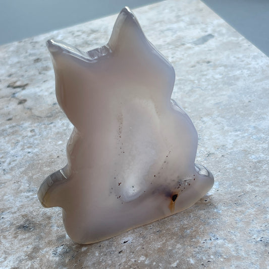 瑪瑙配軟糖晶牙 瑪瑙是玉髓礦石的一種，同為石英(Quartz)族的一員，有不同的顏色，多由半透明與不透明的條紋互相交替著，有著不同細膩的帶狀紋理和圖樣，全部都是獨一無二的圖案，非常特別，亦是我喜歡欣賞瑪瑙的其中一個原因。 瑪瑙亦是佛教七寶之一，自古以來是作辟邪，護身符之用，能量是沉厚，穩定而柔和的，對消除壓力，負面能量有幫助，從而能夠改善睡眠質素，增強記憶力。
