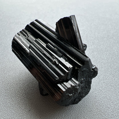這次購入一批莫桑比克亮面精品黑碧璽原石, 有部份更是罕見的花形,每一顆都是非常精緻,紋路清晰,非常值得收藏。  黑碧璽  -可排除身上及空間的濁氣、病氣  -避邪化凶，避開不乾淨的邪物  -吸收負面能量，消除負能量