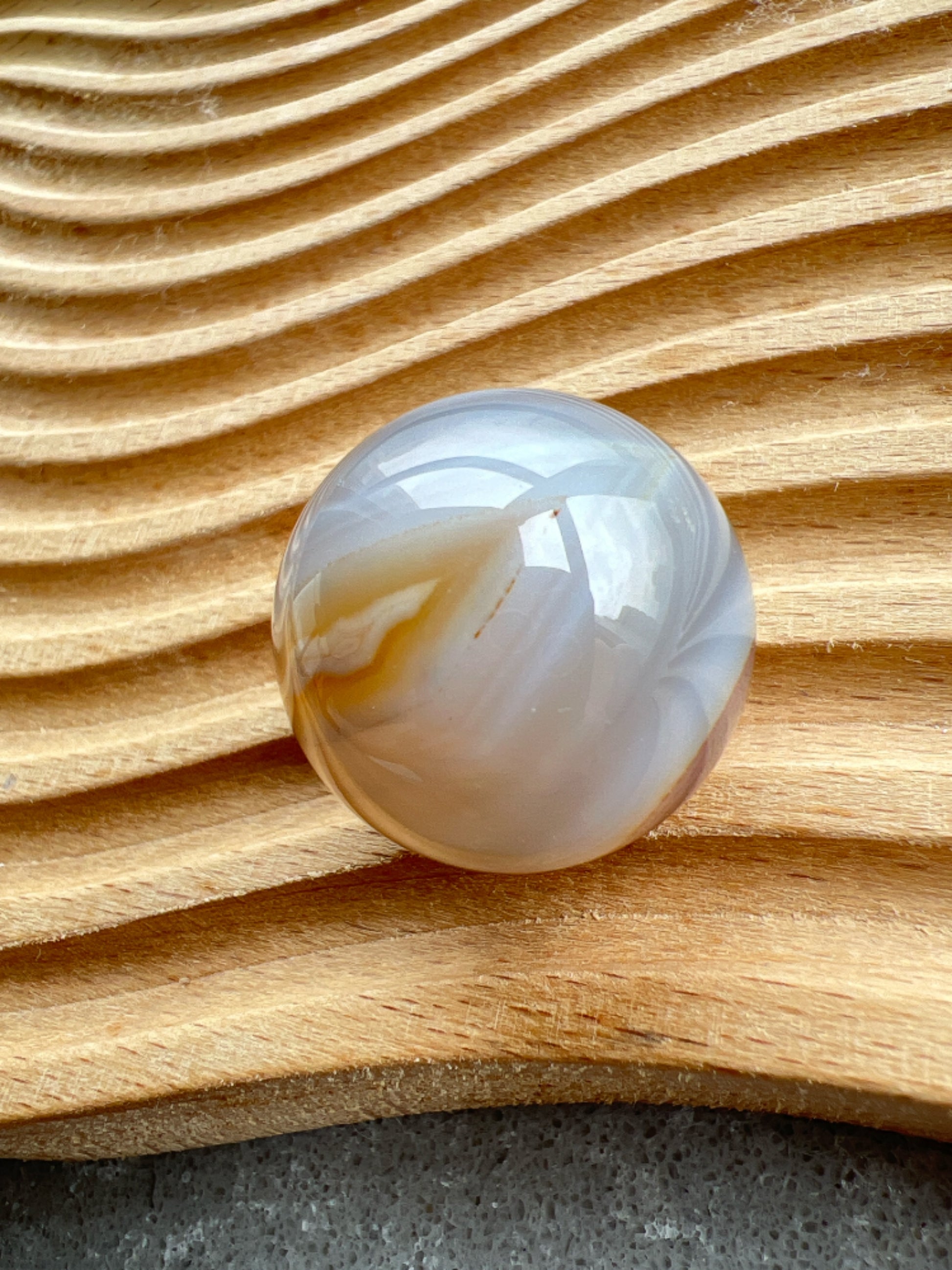 透潤瑪瑙小球

瑪瑙是玉髓礦石的一種，同為石英(Quartz)族的一員，有不同的顏色，多由半透明與不透明的條紋互相交替著，有著不同細膩的帶狀紋理和圖樣，全部都是獨一無二的圖案，非常特別，亦是我喜歡欣賞瑪瑙的其中一個原因。

瑪瑙亦是佛教七寶之一，自古以來是作辟邪，護身符之用，能量是沉厚，穩定而柔和的，對消除壓力，負面能量有幫助，從而能夠改善睡眠質素，增強記憶力。