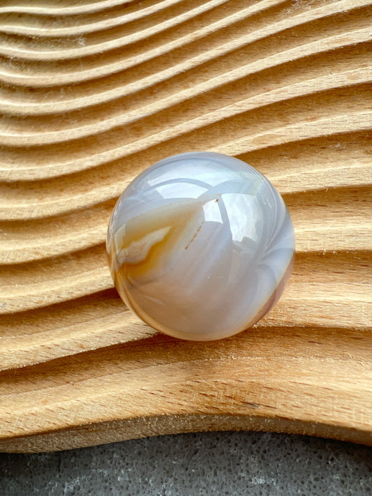 透潤瑪瑙小球

瑪瑙是玉髓礦石的一種，同為石英(Quartz)族的一員，有不同的顏色，多由半透明與不透明的條紋互相交替著，有著不同細膩的帶狀紋理和圖樣，全部都是獨一無二的圖案，非常特別，亦是我喜歡欣賞瑪瑙的其中一個原因。

瑪瑙亦是佛教七寶之一，自古以來是作辟邪，護身符之用，能量是沉厚，穩定而柔和的，對消除壓力，負面能量有幫助，從而能夠改善睡眠質素，增強記憶力。