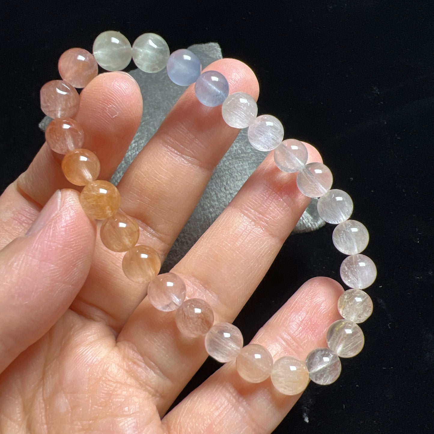 彩兔毛

兔毛水晶屬於髮晶中的一種。「兔毛」是一種商品形象名稱，是因在無色透明水晶中包含有無數的「兔毛」般髮狀礦物集合體，分佈彎曲叢生，就像兔子絨毛般細細絨絨柔柔纏繞，故稱「兔毛晶」。

-招財聚財💰

-平靜心靈，避濁氣和不潔物近身

-激發鬥志，提高自信心

-改善血液循環、調整女性荷爾蒙，舒緩女性周期不適

-消除消極情緒，化解事非