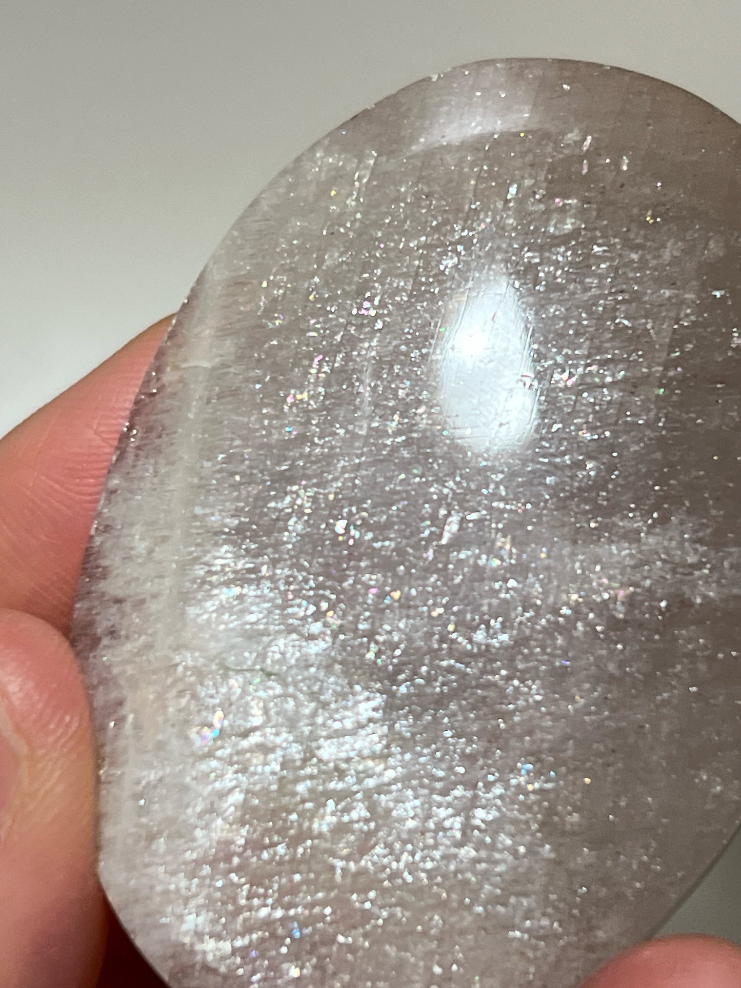 月亮石（Moonstone）又名月光石，亦是六月的幸運誕生石，象徵著健康、富貴與美好的守護：

情緒的穩定劑： 有助於安撫內心的起伏，緩解壓力和負面情緒。

柔化氣場： 適合性格較衝動、說話率直的人，幫助我們在表達時變得更柔和、更具包容力。

放鬆身心： 協助釋放身體與心靈的緊繃，重拾內心的平靜與和諧。

情感的潤滑劑： 溫柔的光芒能滋養親密關係，是守護愛情、化解情侶間小小紛爭的經典晶石。