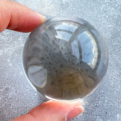 Clear Quartz Sphere 白水晶球

靜靜地看著，可以令煩悶的情緒暫時放下，享受寧靜的一刻😊

-「水晶之王」，是萬用療癒石

-能淨化四周負性能量

-釋放負能量，平衡內心的焦慮不安

-鎮定安神之效，開發智慧

-提升自我肯定，提升正能量

-幫助集中注意力，有助讀書求學

Diameter : 42.6mm