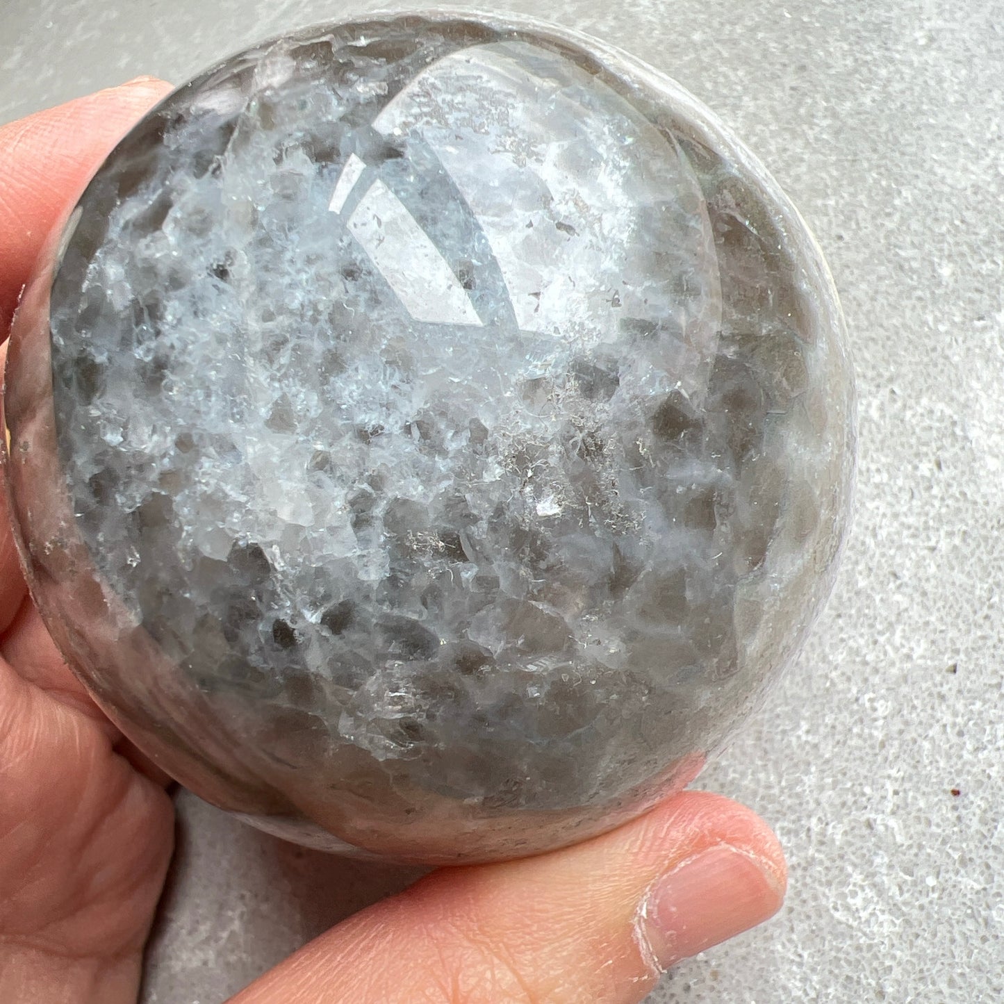 巴西紫晶開口笑球

這是一個全晶體，冇任何石皮，淡淡嘅丁香紫色，閃閃嘅晶牙，

水晶球背後還共生少量方解石。

開口笑水晶簇球是一種很多人喜愛的風水石，有招財聚財，招貴人之效用，如果想放置的位置唔容許擺設大型晶洞，這種開口笑一定會是最佳選擇😊

紫晶，一向代表著智慧，加強決策力，利人緣，對舒緩緊張情緒有幫助，促進問題解決。