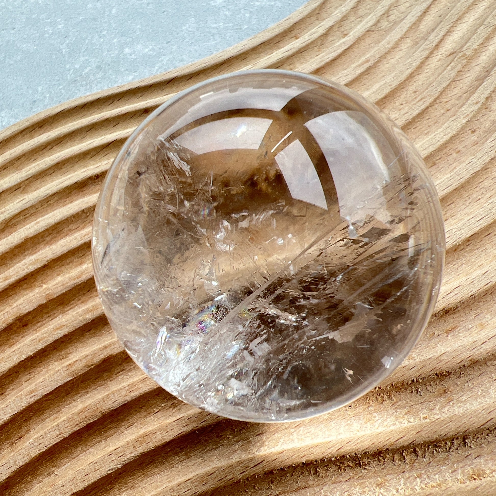 白水晶球

靜靜地看著，可以令煩悶的情緒暫時放下，享受寧靜的一刻😊

-「水晶之王」，是萬用療癒石

-能淨化四周負性能量

-釋放負能量，平衡內心的焦慮不安

-鎮定安神之效，開發智慧

-提升自我肯定，提升正能量

-幫助集中注意力，有助讀書求學