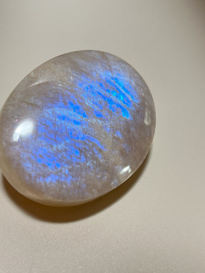 月亮石（Moonstone）又名月光石，亦是六月的幸運誕生石，象徵著健康、富貴與美好的守護：

情緒的穩定劑： 有助於安撫內心的起伏，緩解壓力和負面情緒。

柔化氣場： 適合性格較衝動、說話率直的人，幫助我們在表達時變得更柔和、更具包容力。

放鬆身心： 協助釋放身體與心靈的緊繃，重拾內心的平靜與和諧。

情感的潤滑劑： 溫柔的光芒能滋養親密關係，是守護愛情、化解情侶間小小紛爭的經典晶石。