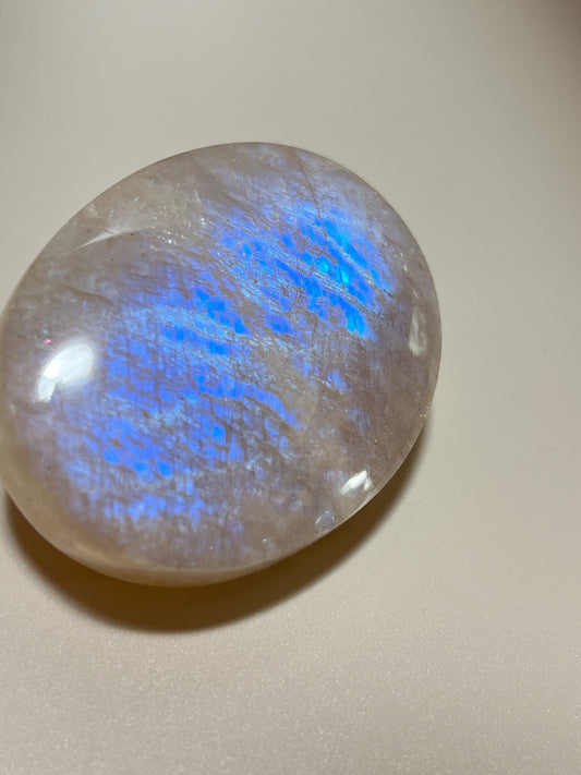 月亮石（Moonstone）又名月光石，亦是六月的幸運誕生石，象徵著健康、富貴與美好的守護：

情緒的穩定劑： 有助於安撫內心的起伏，緩解壓力和負面情緒。

柔化氣場： 適合性格較衝動、說話率直的人，幫助我們在表達時變得更柔和、更具包容力。

放鬆身心： 協助釋放身體與心靈的緊繃，重拾內心的平靜與和諧。

情感的潤滑劑： 溫柔的光芒能滋養親密關係，是守護愛情、化解情侶間小小紛爭的經典晶石。