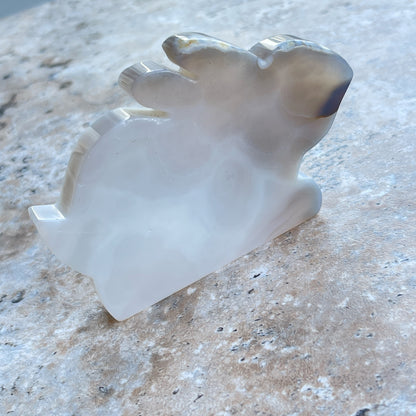 瑪瑙配軟糖晶牙 瑪瑙是玉髓礦石的一種，同為石英(Quartz)族的一員，有不同的顏色，多由半透明與不透明的條紋互相交替著，有著不同細膩的帶狀紋理和圖樣，全部都是獨一無二的圖案，非常特別，亦是我喜歡欣賞瑪瑙的其中一個原因。 瑪瑙亦是佛教七寶之一，自古以來是作辟邪，護身符之用，能量是沉厚，穩定而柔和的，對消除壓力，負面能量有幫助，從而能夠改善睡眠質素，增強記憶力。