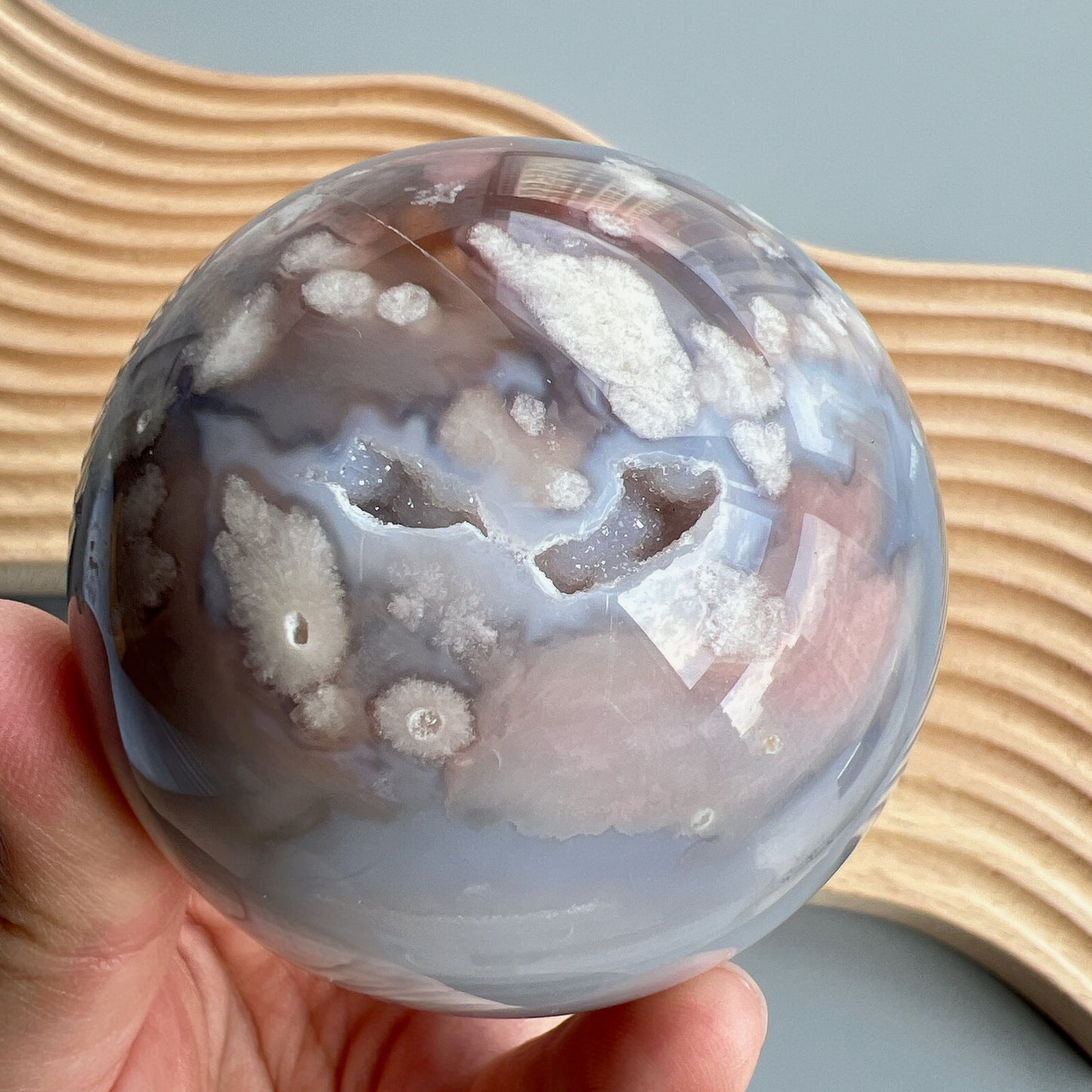 櫻花瑪瑙球  灰藍瑪瑙，nice banding agate , 又有可愛druzy 靚靚晶洞✨  瑪瑙-Agate品種繁多，整個瑪瑙家族十分龐大。其中一種瑪瑙充滿溫柔優雅之美，深受女仕們喜愛，就是櫻花瑪瑙 - Blossoms Agate🌸 櫻花瑪瑙被視為寶石中的「第三眼」，靈性十足，象徵友善與愛心，也代表希望。 櫻花瑪瑙晶體內含粉白色、猶如朵朵盛開之櫻花的共生礦，每枝形態獨一無二，為人帶來溫柔細膩的內涵，會令人要停下來慢慢欣賞佢嘅美。  -能令人精神放鬆，捉升睡眠質素 -瑪瑙具有平衡，穩定及保護的作用 -也是護身符及辟邪物，有保平安功效 -瑪瑙維持身心和諧，增強愛、忠誠及勇氣