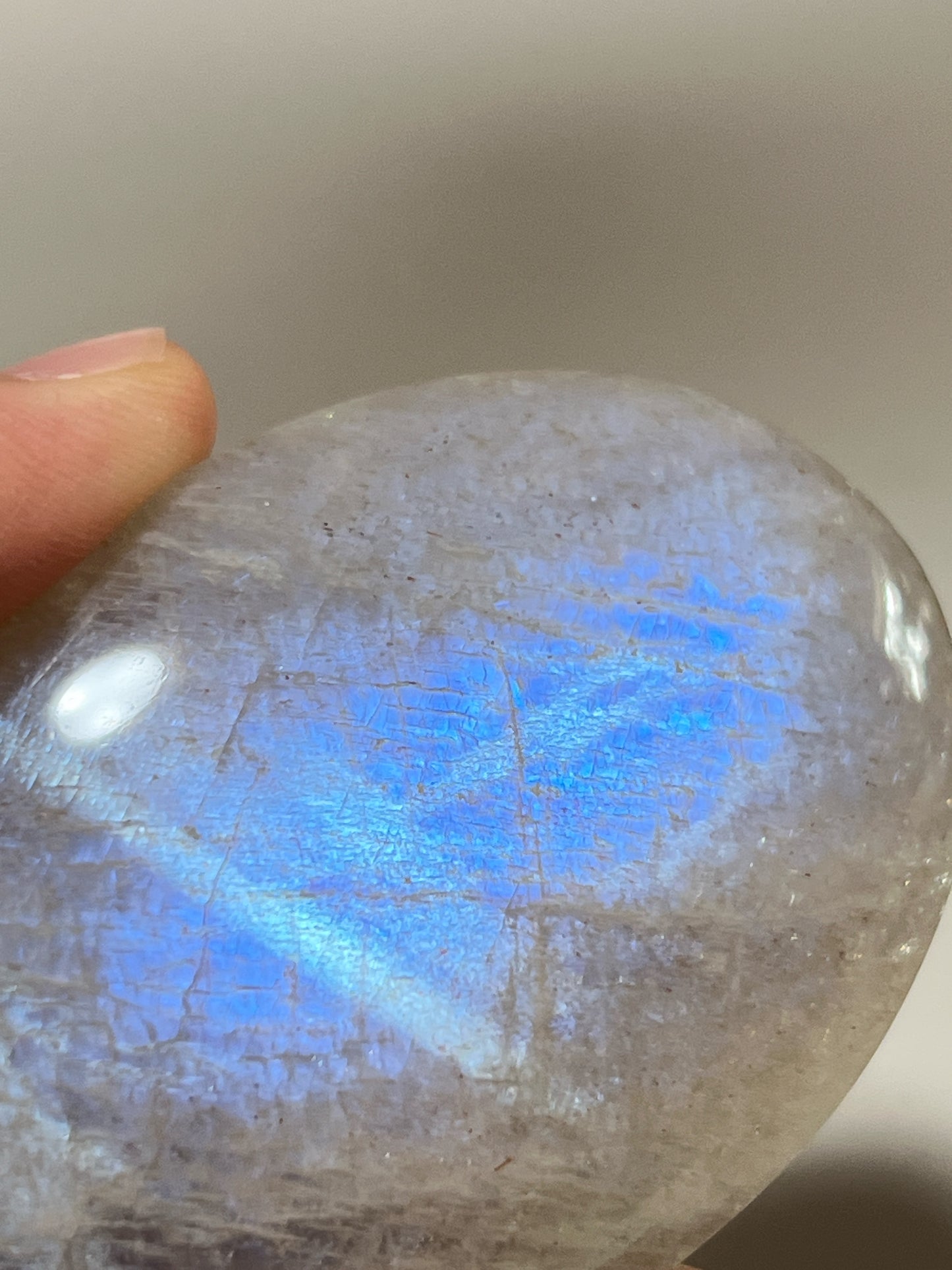 月亮石（Moonstone）又名月光石，亦是六月的幸運誕生石，象徵著健康、富貴與美好的守護：

情緒的穩定劑： 有助於安撫內心的起伏，緩解壓力和負面情緒。

柔化氣場： 適合性格較衝動、說話率直的人，幫助我們在表達時變得更柔和、更具包容力。

放鬆身心： 協助釋放身體與心靈的緊繃，重拾內心的平靜與和諧。

情感的潤滑劑： 溫柔的光芒能滋養親密關係，是守護愛情、化解情侶間小小紛爭的經典晶石。