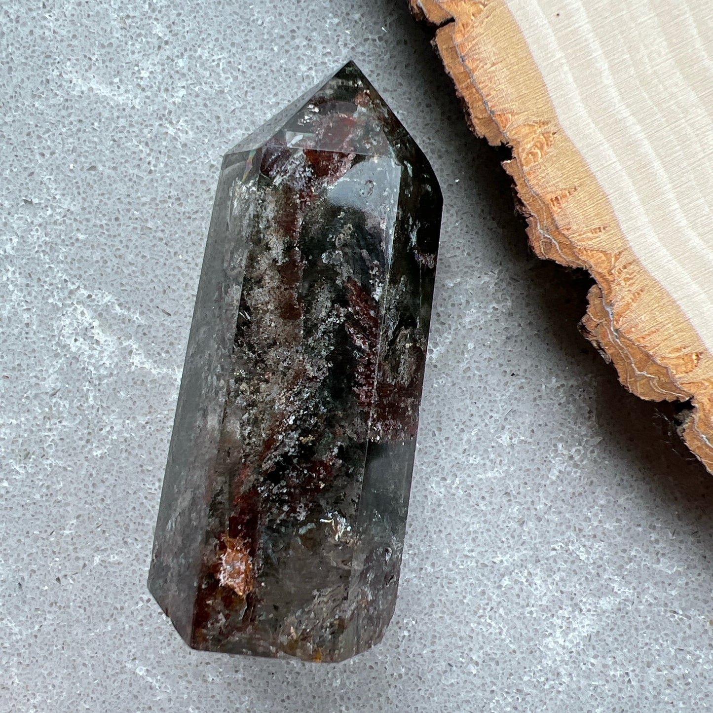 彩幽靈柱

幽靈是指內有多種顏色的火山泥或礦物質，主要有綠、紅、橙和白，包含了多種功效。

綠幽靈

-主正財，由事業，主意帶來的財富

-聚財，由辛勤努力而累積的財富

-招有助增旺事業的貴人

-平穩情緒

紅幽靈

-增加包容心與同理心

-增加理解力與包容能力

-招財的功效

-緩解疲憊，放鬆情緒

白幽靈

-淨化個人氣場

-提升記憶力