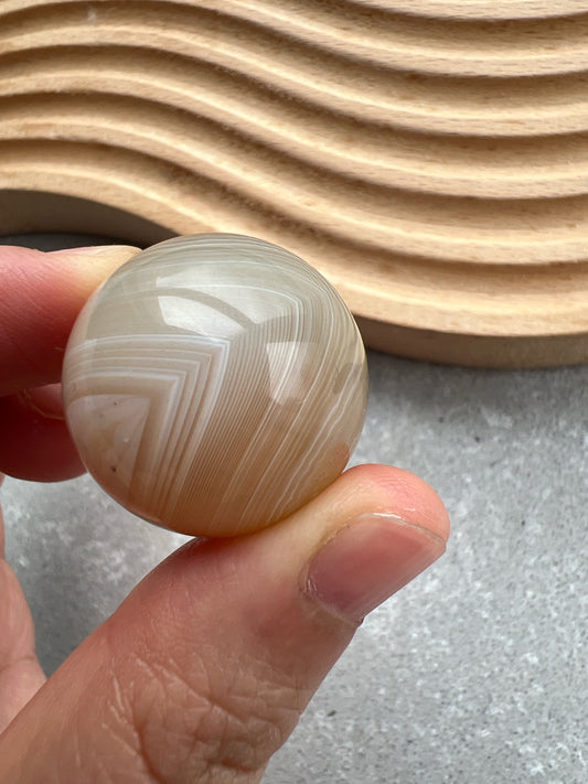 透潤瑪瑙小球

瑪瑙是玉髓礦石的一種，同為石英(Quartz)族的一員，有不同的顏色，多由半透明與不透明的條紋互相交替著，有著不同細膩的帶狀紋理和圖樣，全部都是獨一無二的圖案，非常特別，亦是我喜歡欣賞瑪瑙的其中一個原因。

瑪瑙亦是佛教七寶之一，自古以來是作辟邪，護身符之用，能量是沉厚，穩定而柔和的，對消除壓力，負面能量有幫助，從而能夠改善睡眠質素，增強記憶力。