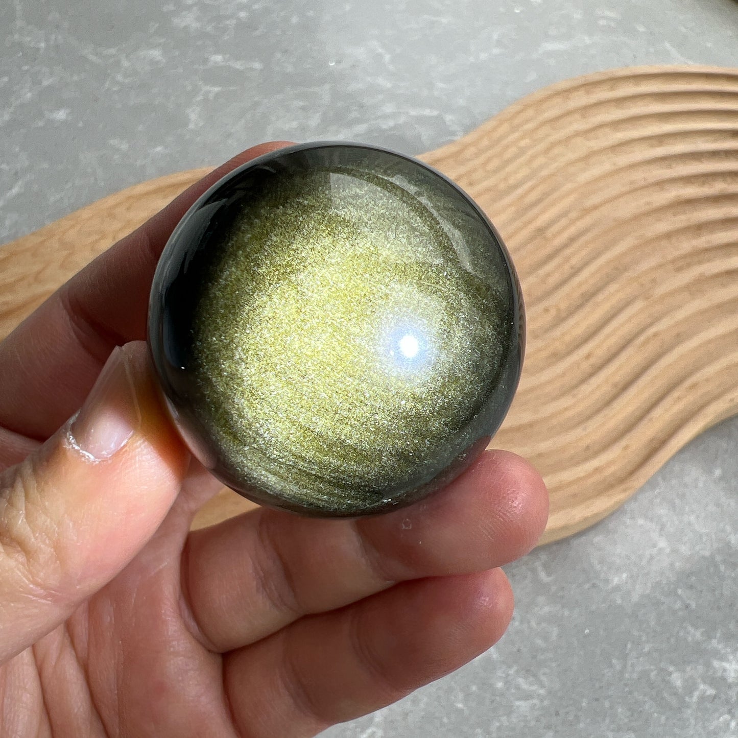 金曜石球

天然金曜石：擁抱內斂的耀眼

有時候，最迷人的光芒，往往藏在最深邃的黑暗裡。

如果說黑曜石是安靜的守護者，那麼金曜石（Golden Obsidian）則是那位在黑夜中為您點亮火把的引路人。它擁有黑曜石沈穩的靈魂，卻在光線流轉間，折射出如絲綢般華麗的金色沙眼。