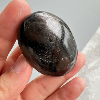 金運石/銀線石手把

金運石又名銀線石。它的英文名Hypersthene，是來自古希臘文，解作「超強力」的意思。它於古埃及時期已為皇室貴族所擁有的幸運之石，具辟邪擋災及招財之效。

&nbsp;亮黑的金運石在光線的照射下，閃耀著銀線紋理及金屬線眼的光輝

-辟邪化煞，保平安

-招財，招好運氣🍀

-消除負能量，改善情緒

-增強生命力，恢復精神和體力

-加強行動力，增強領袖魅力