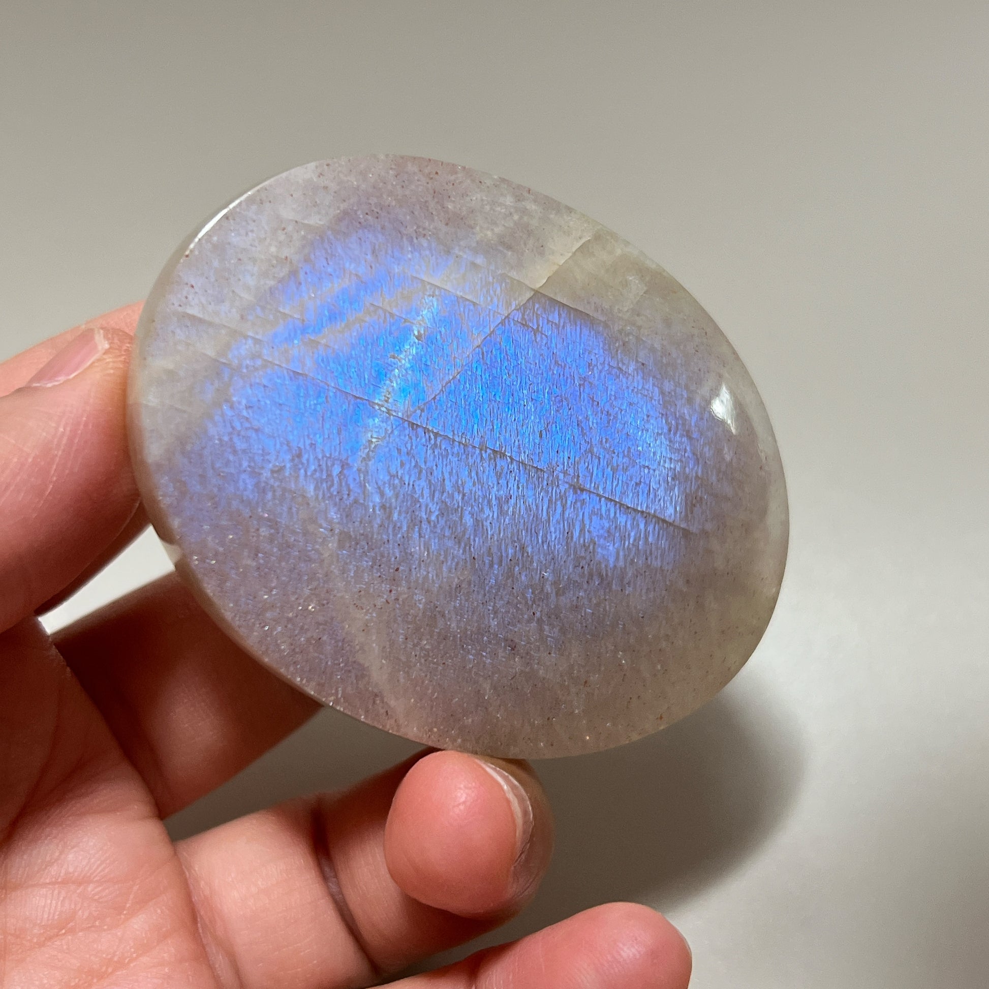 ｜月亮石的靈性守護

月亮石（Moonstone）又名月光石，亦是六月的幸運誕生石，象徵著健康、富貴與美好的守護：

情緒的穩定劑： 有助於安撫內心的起伏，緩解壓力和負面情緒。

柔化氣場： 適合性格較衝動、說話率直的人，幫助我們在表達時變得更柔和、更具包容力。

放鬆身心： 協助釋放身體與心靈的緊繃，重拾內心的平靜與和諧。

情感的潤滑劑： 溫柔的光芒能滋養親密關係，是守護愛情、化解情侶間小小紛爭的經典晶石。
