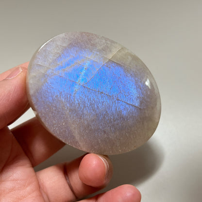 ｜月亮石的靈性守護

月亮石（Moonstone）又名月光石，亦是六月的幸運誕生石，象徵著健康、富貴與美好的守護：

情緒的穩定劑： 有助於安撫內心的起伏，緩解壓力和負面情緒。

柔化氣場： 適合性格較衝動、說話率直的人，幫助我們在表達時變得更柔和、更具包容力。

放鬆身心： 協助釋放身體與心靈的緊繃，重拾內心的平靜與和諧。

情感的潤滑劑： 溫柔的光芒能滋養親密關係，是守護愛情、化解情侶間小小紛爭的經典晶石。