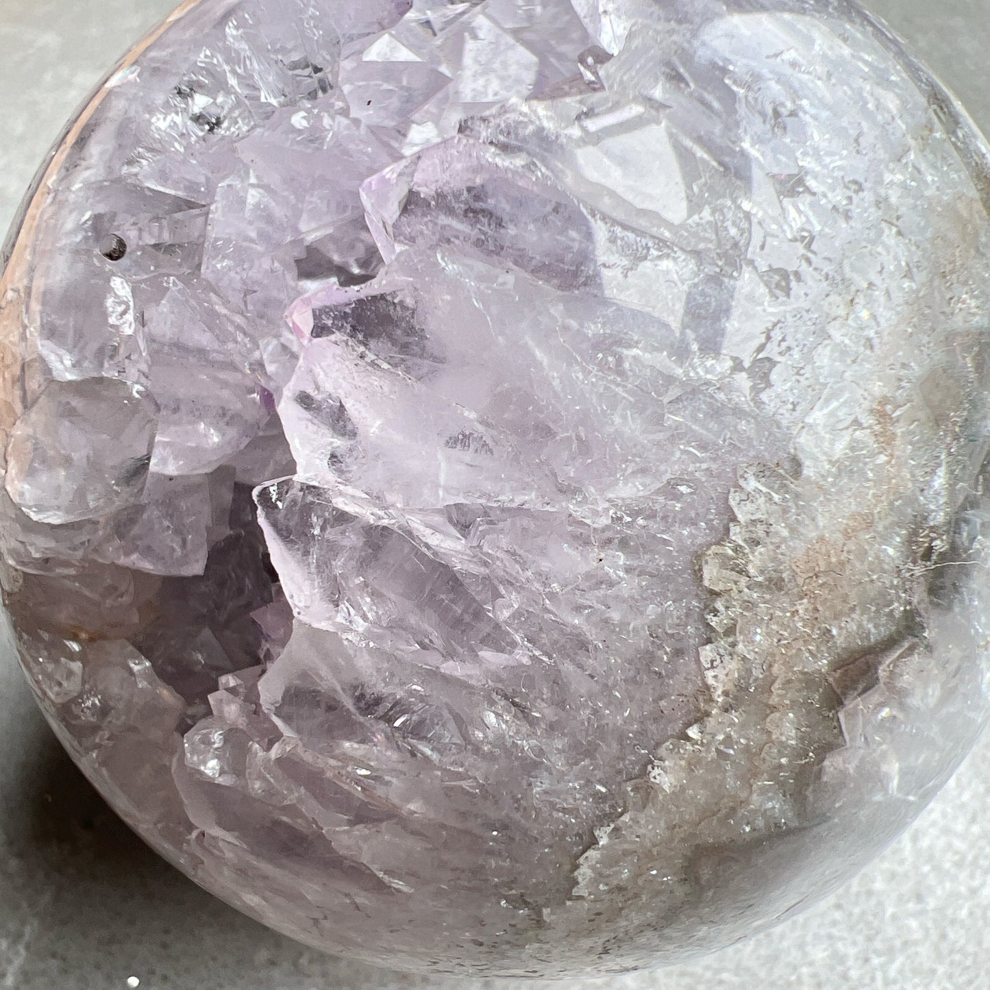 巴西紫晶開口笑球

這是一個全晶體，冇任何石皮，淡淡嘅丁香紫色，閃閃嘅晶牙，

水晶球背後還共生少量方解石。

開口笑水晶簇球是一種很多人喜愛的風水石，有招財聚財，招貴人之效用，如果想放置的位置唔容許擺設大型晶洞，這種開口笑一定會是最佳選擇😊

紫晶，一向代表著智慧，加強決策力，利人緣，對舒緩緊張情緒有幫助，促進問題解決。