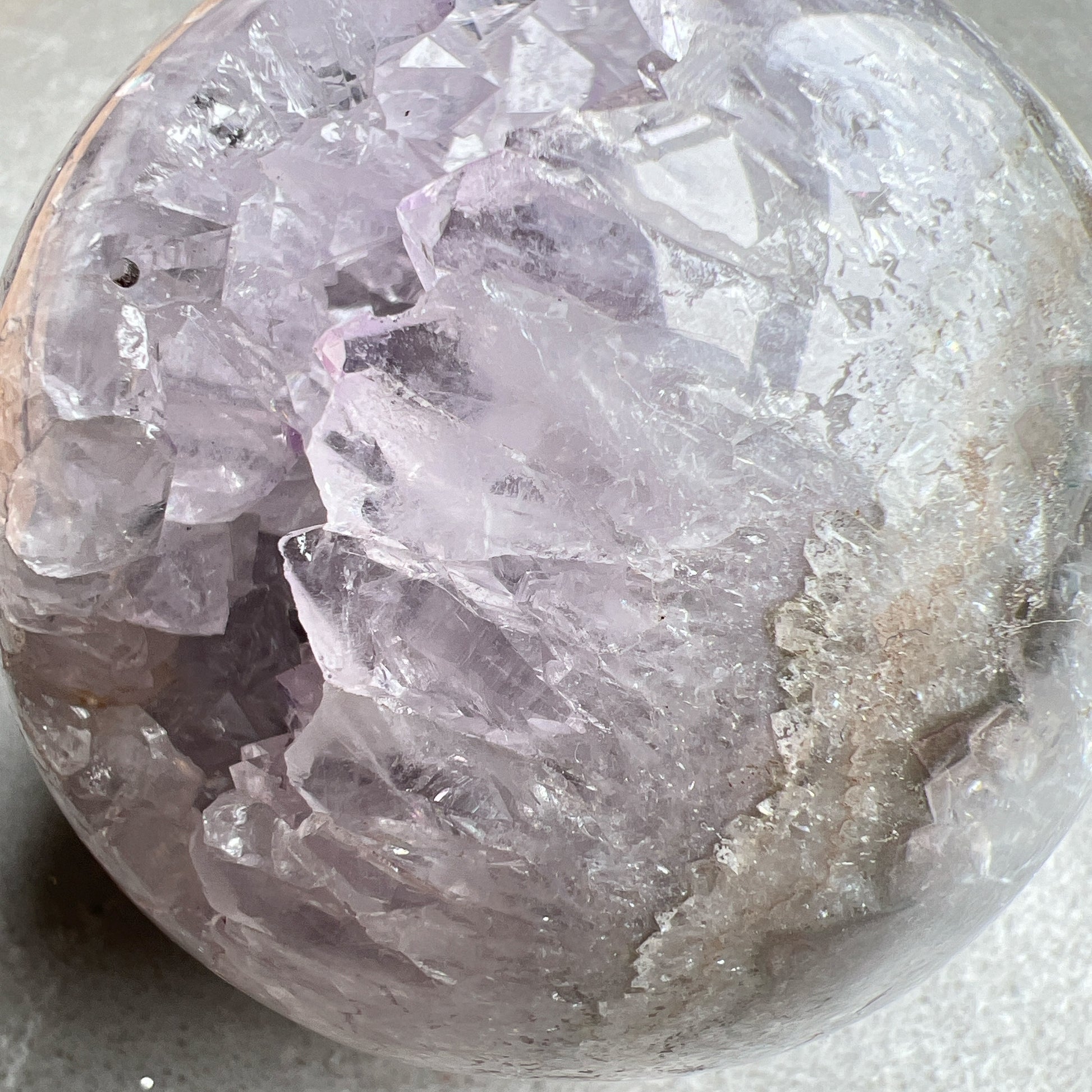 巴西紫晶開口笑球

這是一個全晶體，冇任何石皮，淡淡嘅丁香紫色，閃閃嘅晶牙，

水晶球背後還共生少量方解石。

開口笑水晶簇球是一種很多人喜愛的風水石，有招財聚財，招貴人之效用，如果想放置的位置唔容許擺設大型晶洞，這種開口笑一定會是最佳選擇😊

紫晶，一向代表著智慧，加強決策力，利人緣，對舒緩緊張情緒有幫助，促進問題解決。