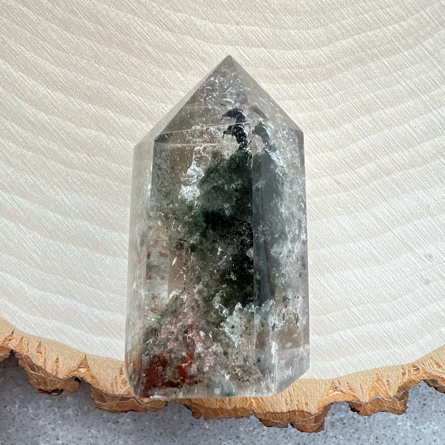 彩幽靈柱

幽靈是指內有多種顏色的火山泥或礦物質，主要有綠、紅、橙和白，包含了多種功效。

綠幽靈

-主正財，由事業，主意帶來的財富

-聚財，由辛勤努力而累積的財富

-招有助增旺事業的貴人

-平穩情緒

紅幽靈

-增加包容心與同理心

-增加理解力與包容能力

-招財的功效

-緩解疲憊，放鬆情緒

白幽靈

-淨化個人氣場

-提升記憶力