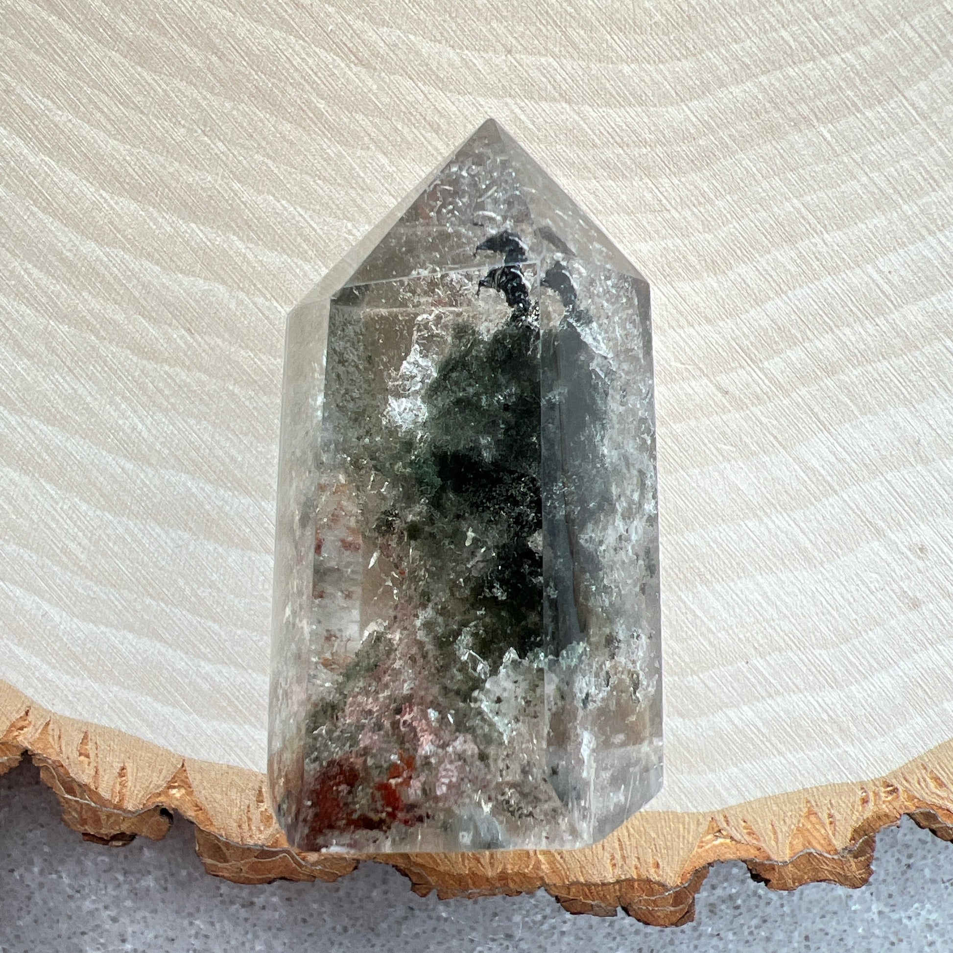 彩幽靈柱

幽靈是指內有多種顏色的火山泥或礦物質，主要有綠、紅、橙和白，包含了多種功效。

綠幽靈

-主正財，由事業，主意帶來的財富

-聚財，由辛勤努力而累積的財富

-招有助增旺事業的貴人

-平穩情緒

紅幽靈

-增加包容心與同理心

-增加理解力與包容能力

-招財的功效

-緩解疲憊，放鬆情緒

白幽靈

-淨化個人氣場

-提升記憶力