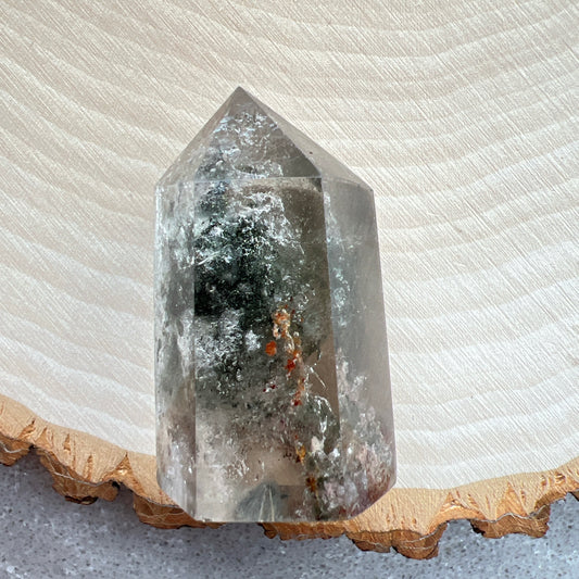 彩幽靈柱

幽靈是指內有多種顏色的火山泥或礦物質，主要有綠、紅、橙和白，包含了多種功效。

綠幽靈

-主正財，由事業，主意帶來的財富

-聚財，由辛勤努力而累積的財富

-招有助增旺事業的貴人

-平穩情緒

紅幽靈

-增加包容心與同理心

-增加理解力與包容能力

-招財的功效

-緩解疲憊，放鬆情緒

白幽靈

-淨化個人氣場

-提升記憶力