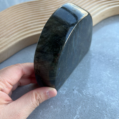拉長石柱

-幫助穩定氣場

-舒緩急躁情緒和增加耐性

-激發想象力，鼓勵分析和邏輯

- 理解控制情緒信念，選擇更好信念

-帶來和平與幸福，擺脫負能量

-提升睡眠質素