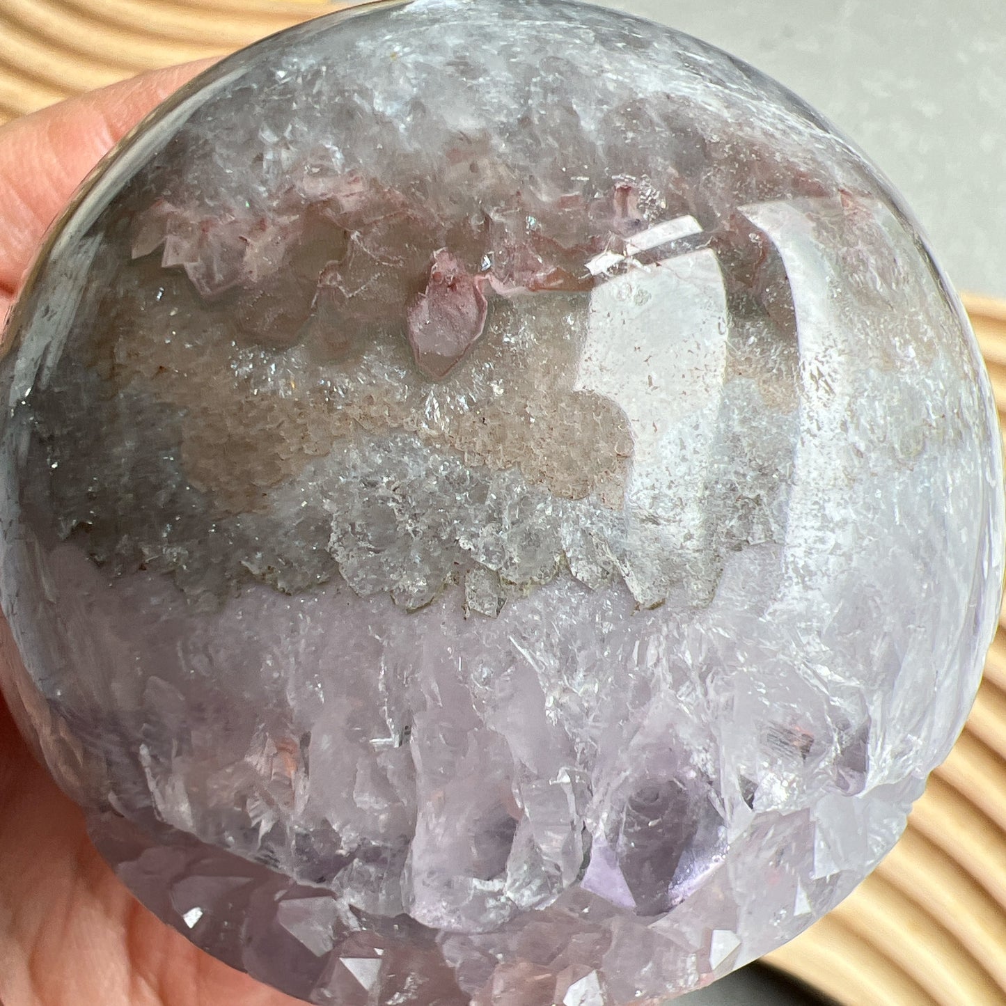 巴西紫晶開口笑球

這是一個全晶體，冇任何石皮，淡淡嘅丁香紫色，閃閃嘅晶牙，

水晶球背後還共生少量方解石。

開口笑水晶簇球是一種很多人喜愛的風水石，有招財聚財，招貴人之效用，如果想放置的位置唔容許擺設大型晶洞，這種開口笑一定會是最佳選擇😊

紫晶，一向代表著智慧，加強決策力，利人緣，對舒緩緊張情緒有幫助，促進問題解決。