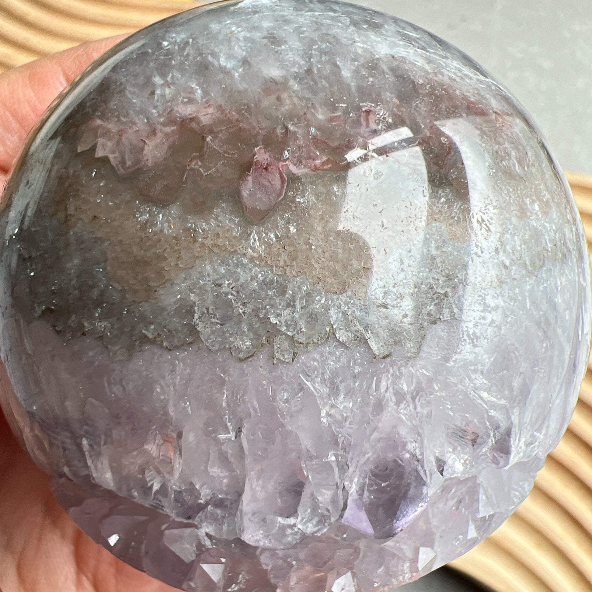 巴西紫晶開口笑球

這是一個全晶體，冇任何石皮，淡淡嘅丁香紫色，閃閃嘅晶牙，

水晶球背後還共生少量方解石。

開口笑水晶簇球是一種很多人喜愛的風水石，有招財聚財，招貴人之效用，如果想放置的位置唔容許擺設大型晶洞，這種開口笑一定會是最佳選擇😊

紫晶，一向代表著智慧，加強決策力，利人緣，對舒緩緊張情緒有幫助，促進問題解決。