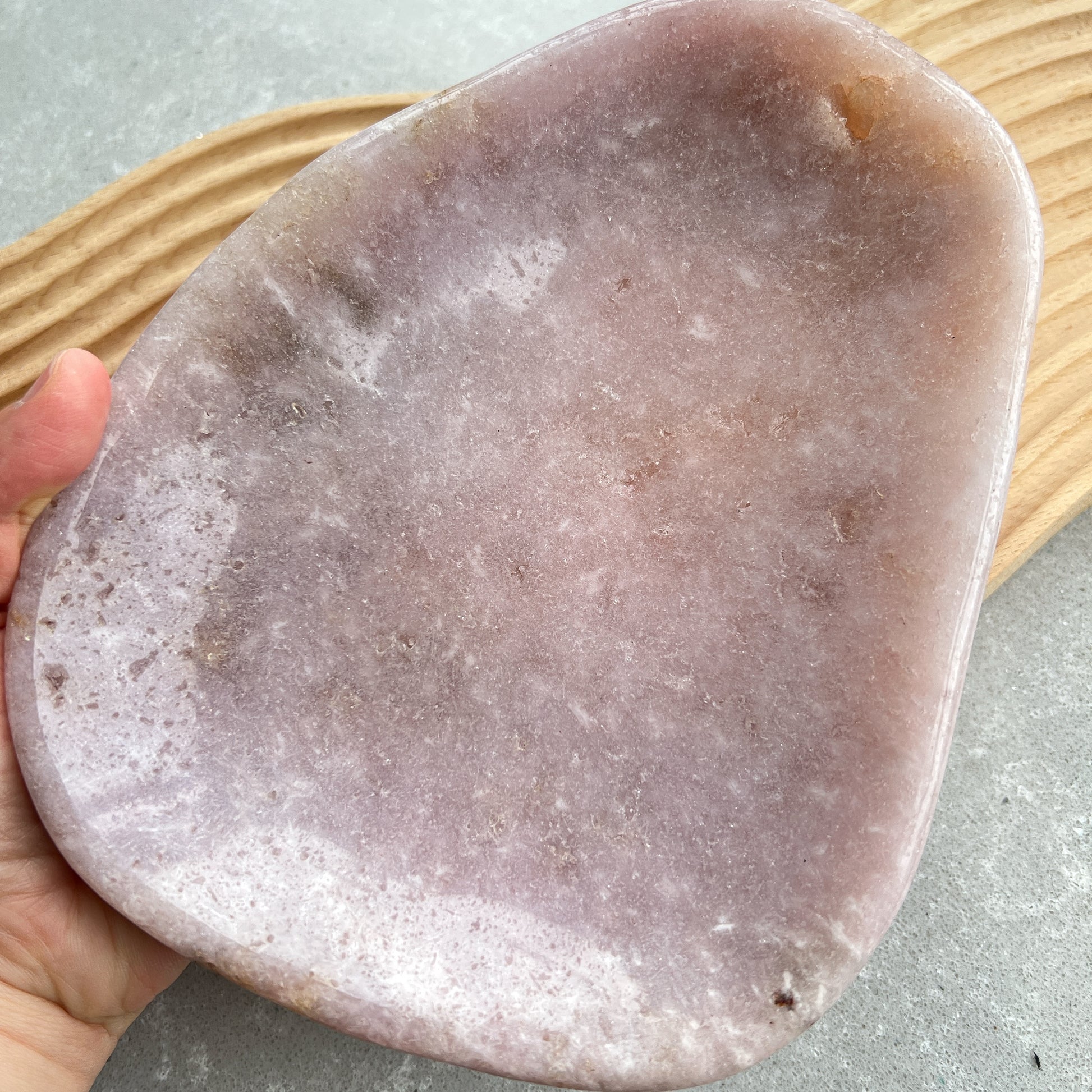 巴西直送粉紅紫晶碟 🤭鍾情粉色的不可錯過

整隻碟都是Bling Bling ✨✨一閃一閃✨🫶🏻

-療癒心靈，舒緩情緒
-學習愛與被愛
-引領你從低潮中走出來